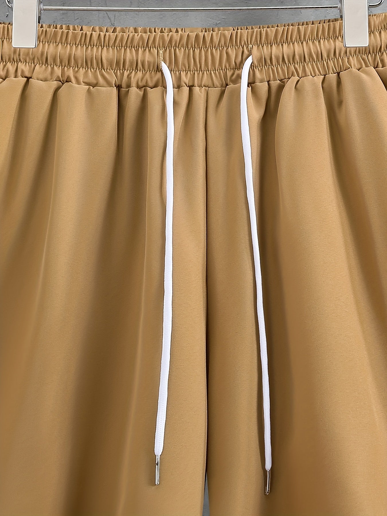 Casual set bestå ende av en kortärmad lapelskjorta med knappstängning och shorts med dragsko