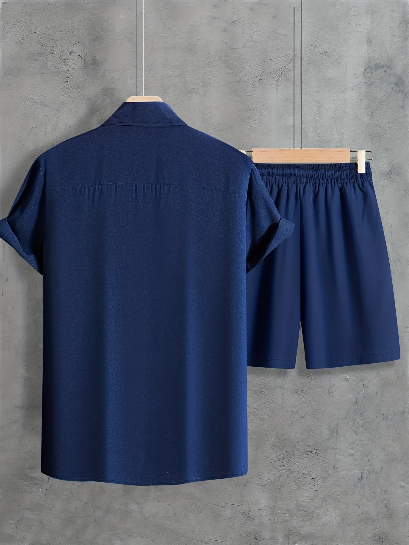 Casual set bestå ende av en kortärmad lapelskjorta med knappstängning och shorts med dragsko