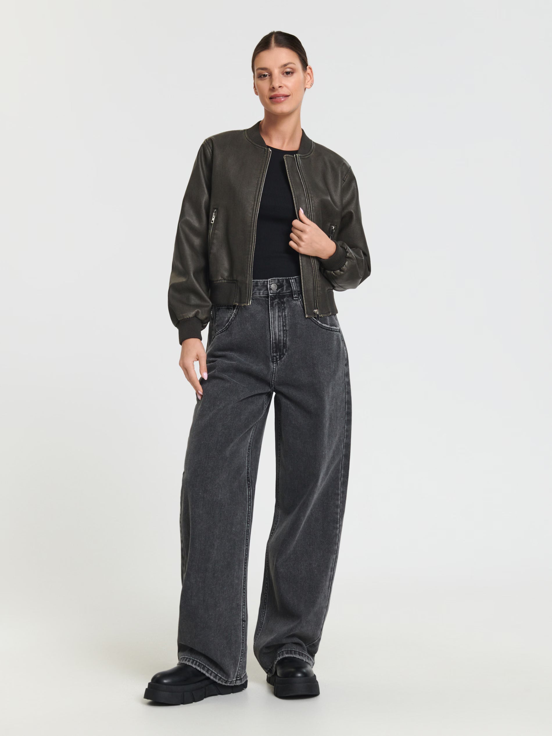 Svart jacka med dragkedja och långa ärmar