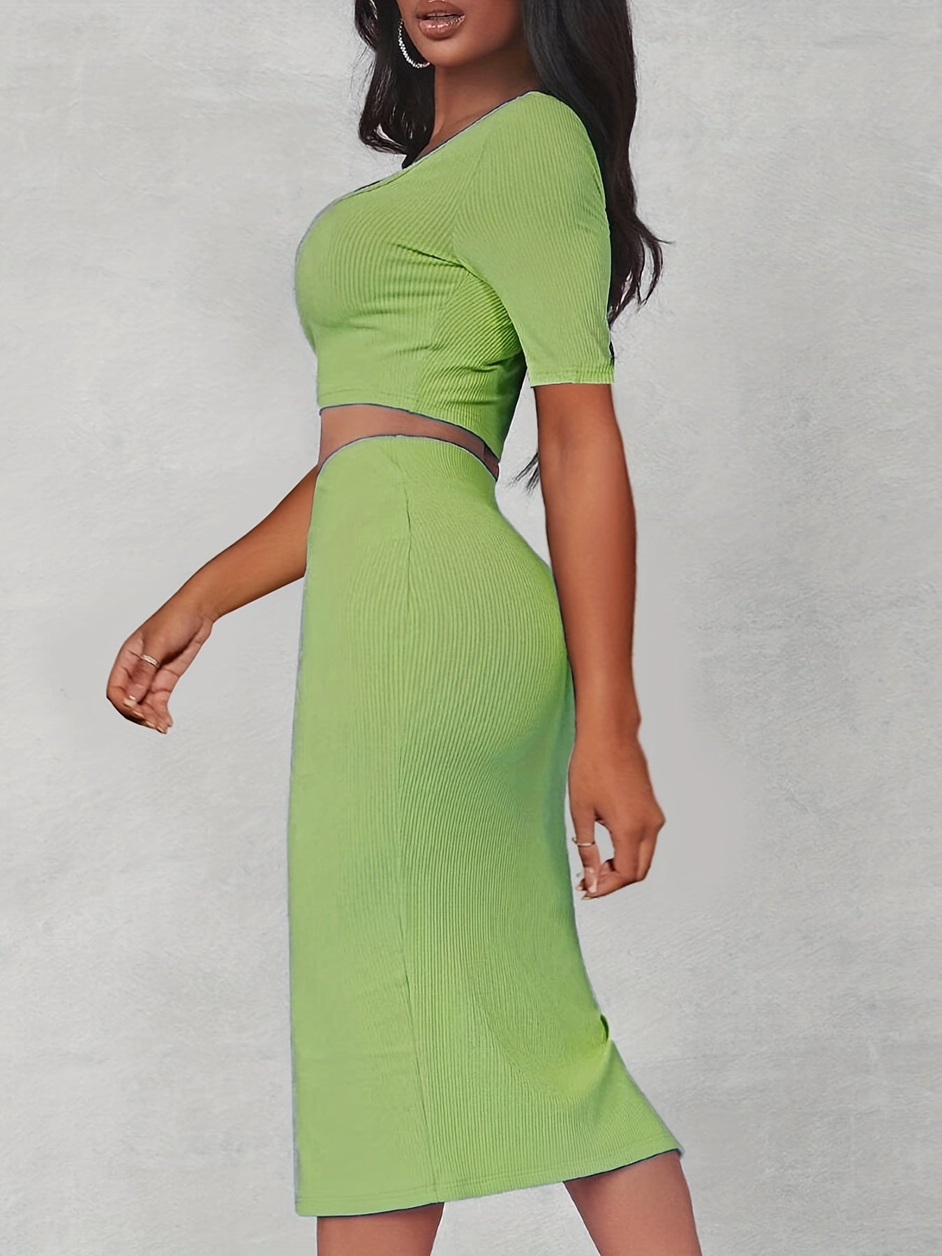 Set bestå ende av en crop top med utskärning och en passande kjol med slits