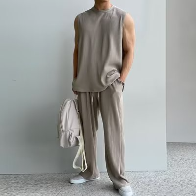 Randig ärmlös T-shirt och byxor