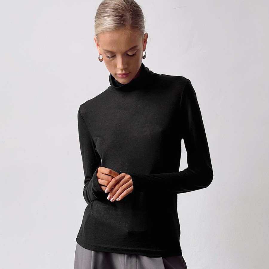 Svart topp med tvinnad turtleneck