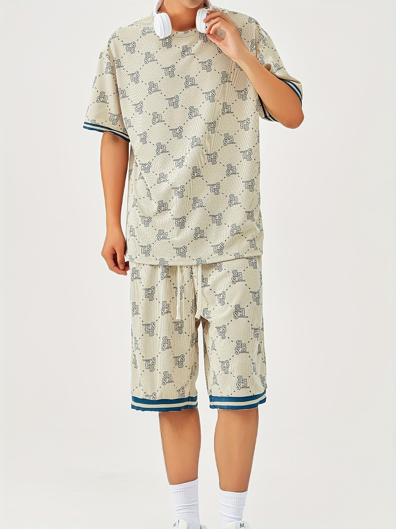 T-shirt och shorts med bokstavsmönster