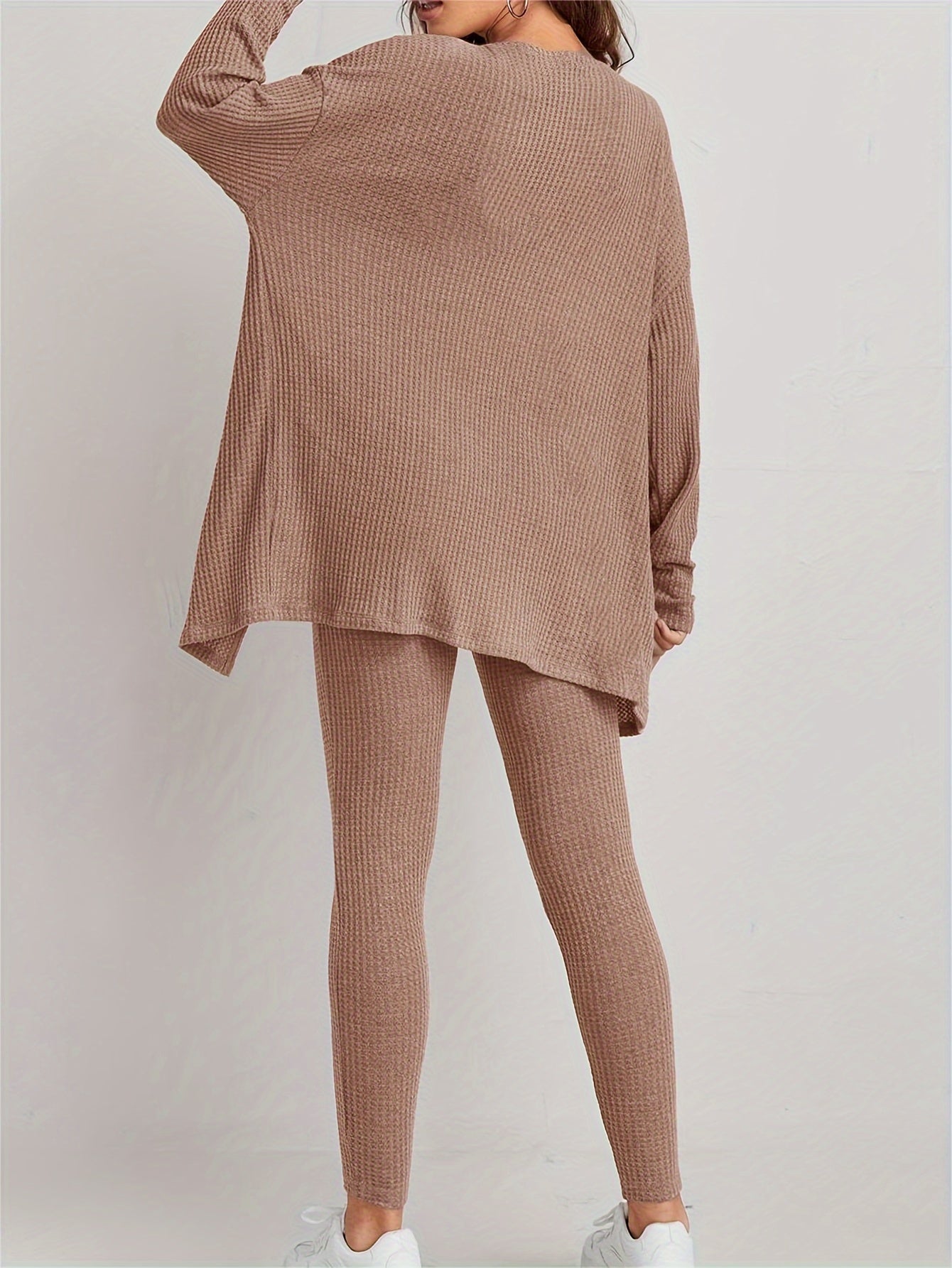 Set bestå ende av väst, cropped top och smala byxor med dragsko