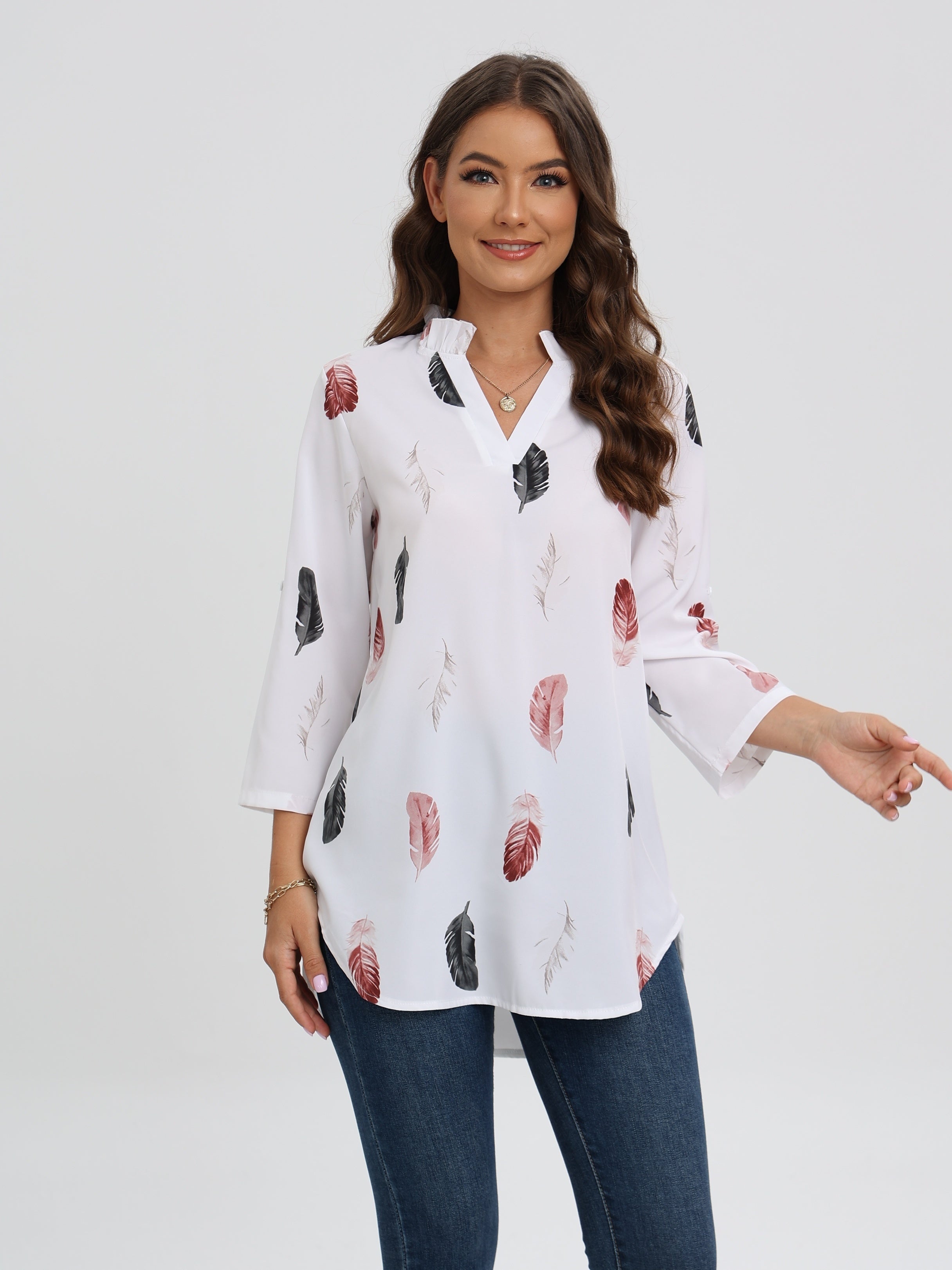 Blus med skå rad hals och fjädertryck