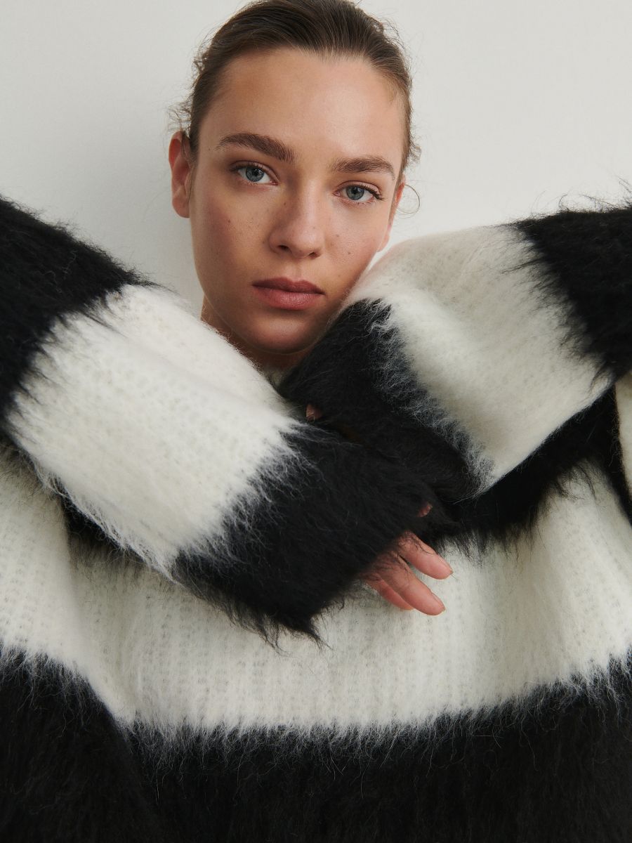 Svartvit tröja i ullblandning