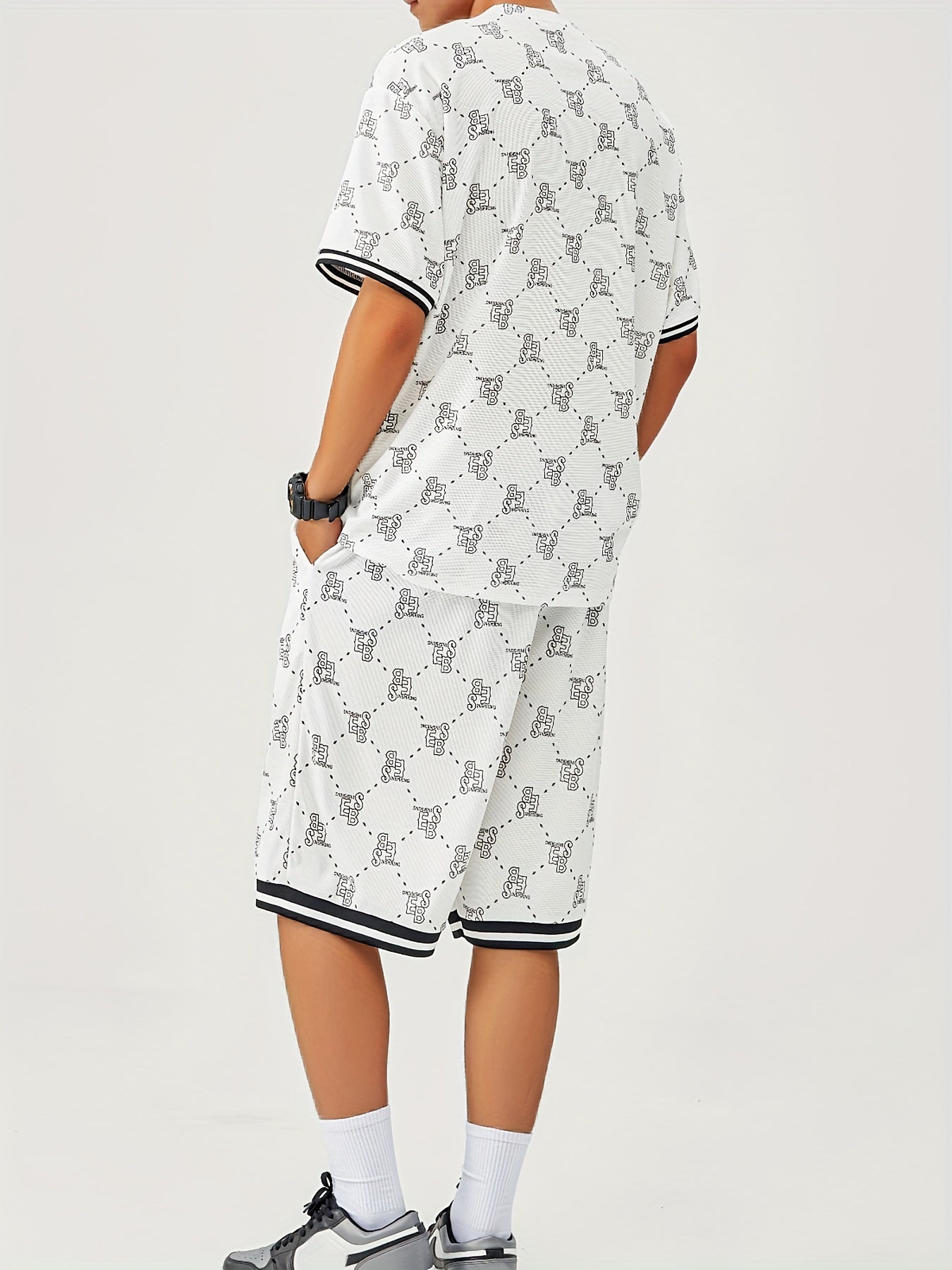 T-shirt och shorts med bokstavsmönster
