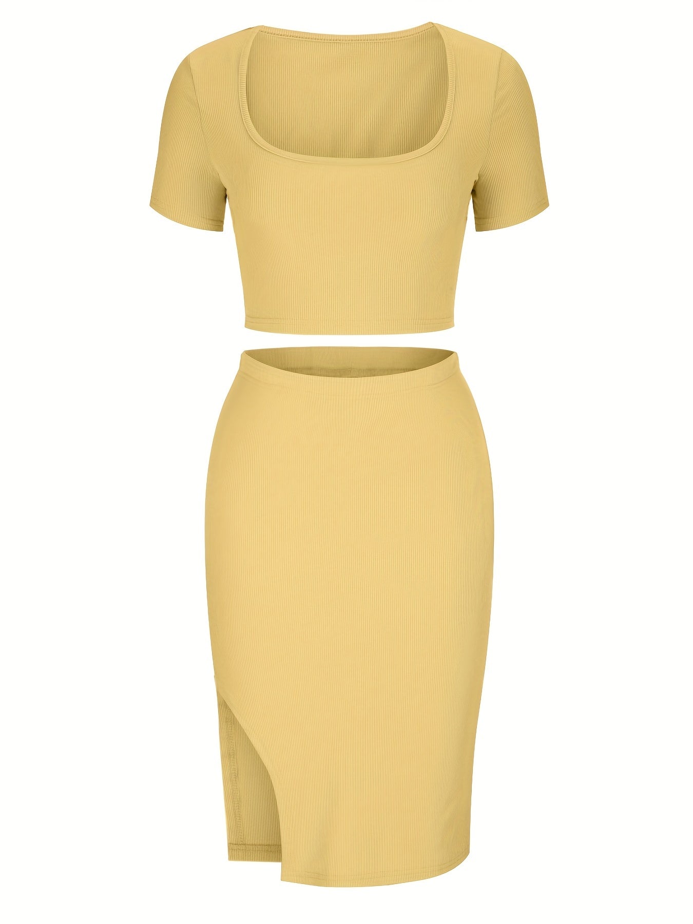 Set bestå ende av en crop top med utskärning och en passande kjol med slits