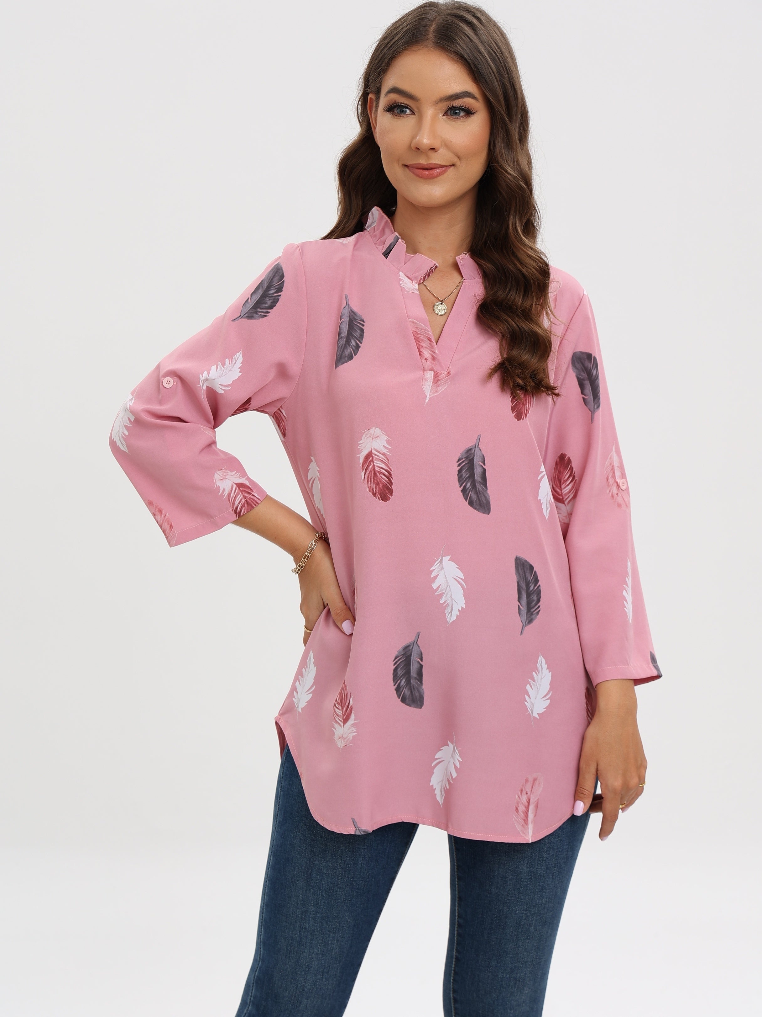 Blus med skå rad hals och fjädertryck