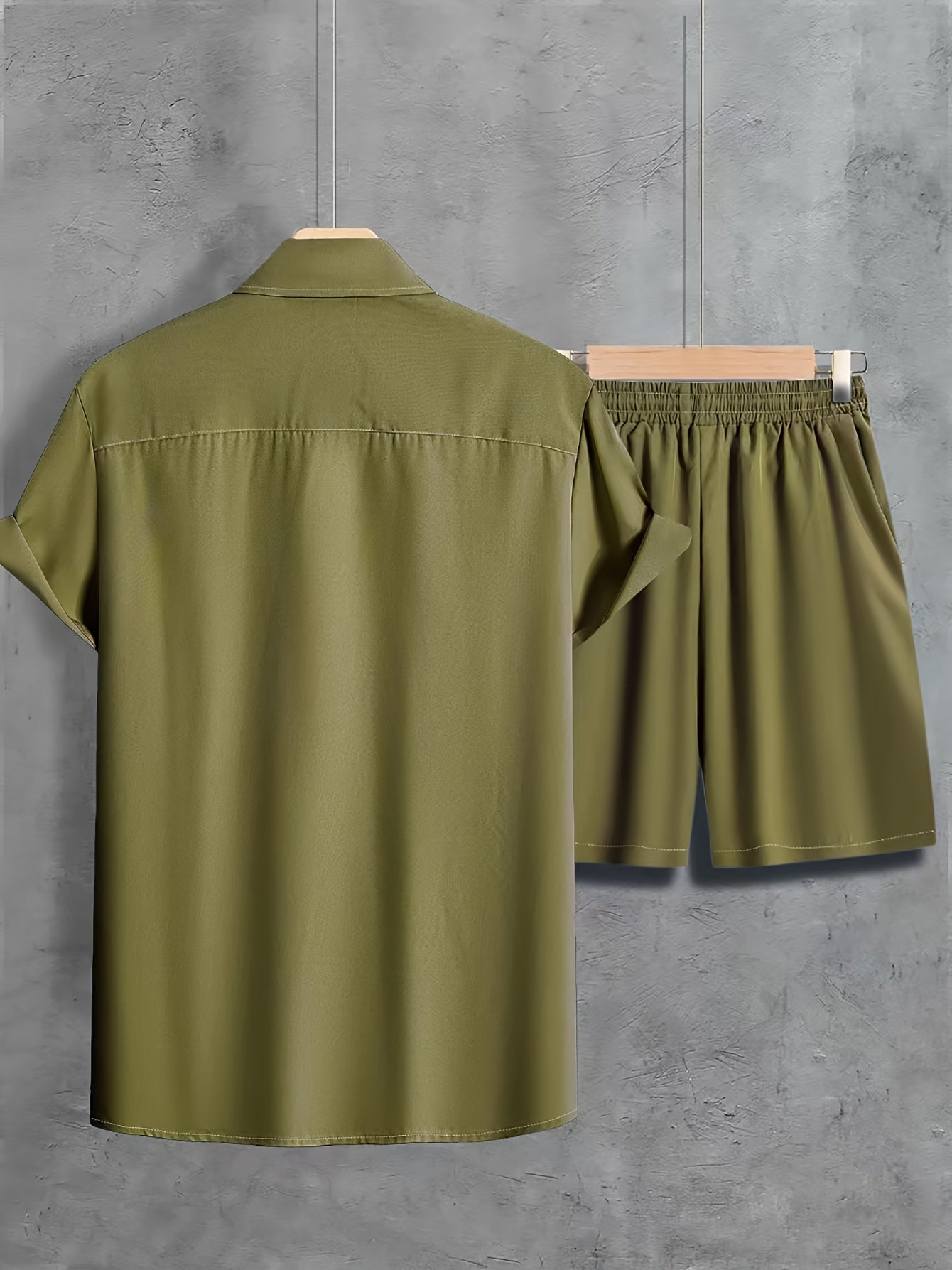 Casual set bestå ende av en kortärmad lapelskjorta med knappstängning och shorts med dragsko