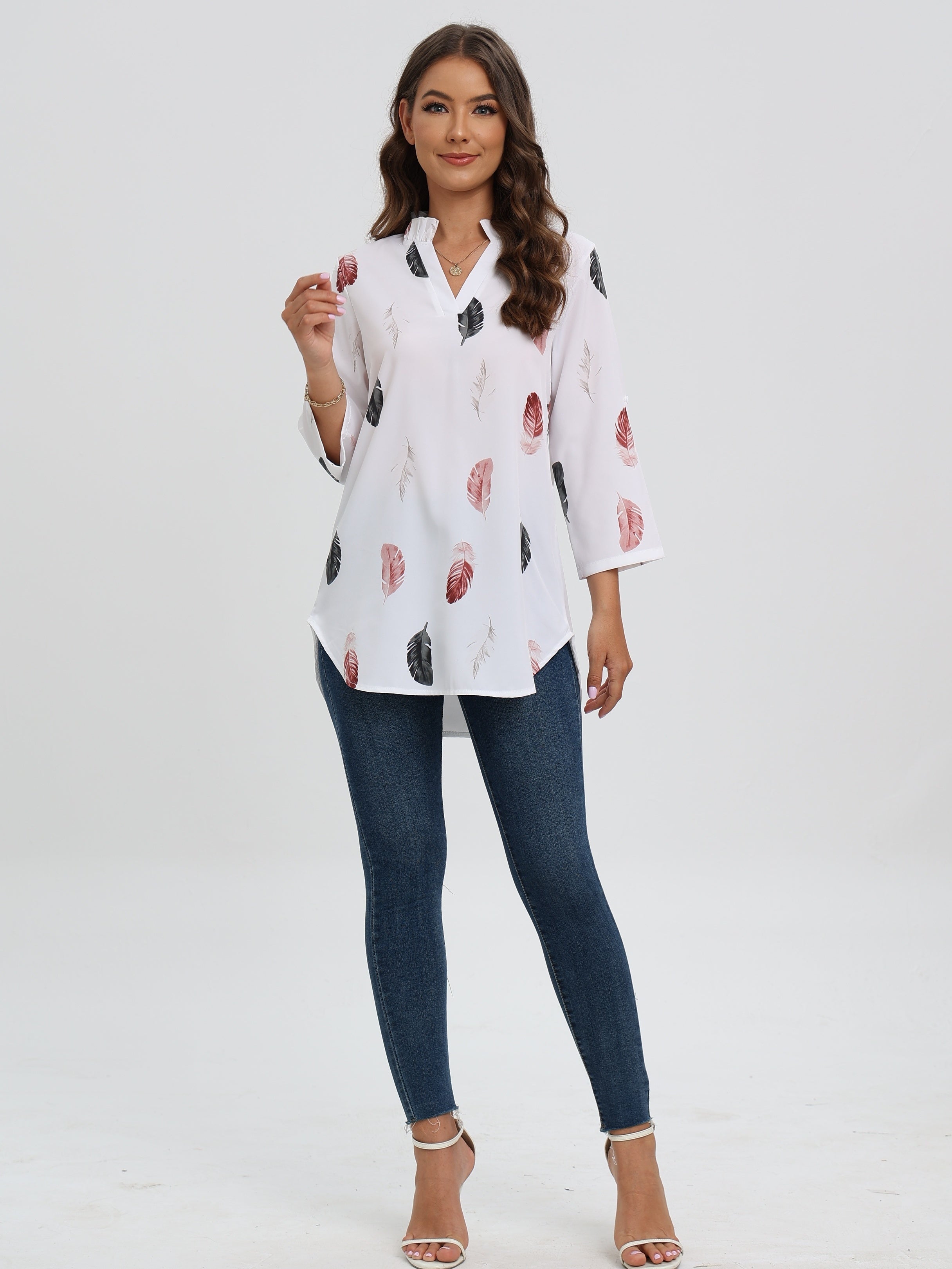 Blus med skå rad hals och fjädertryck