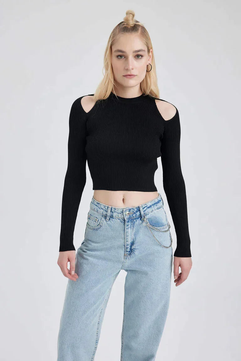 Stickad slim-fit tröja med rund hals