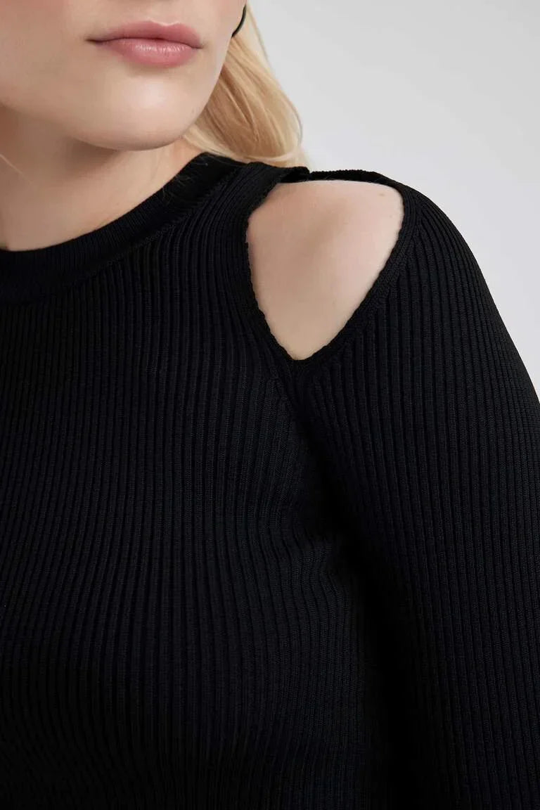 Stickad slim-fit tröja med rund hals