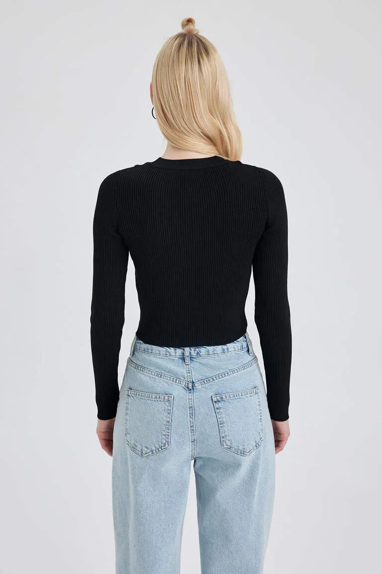 Stickad slim-fit tröja med rund hals