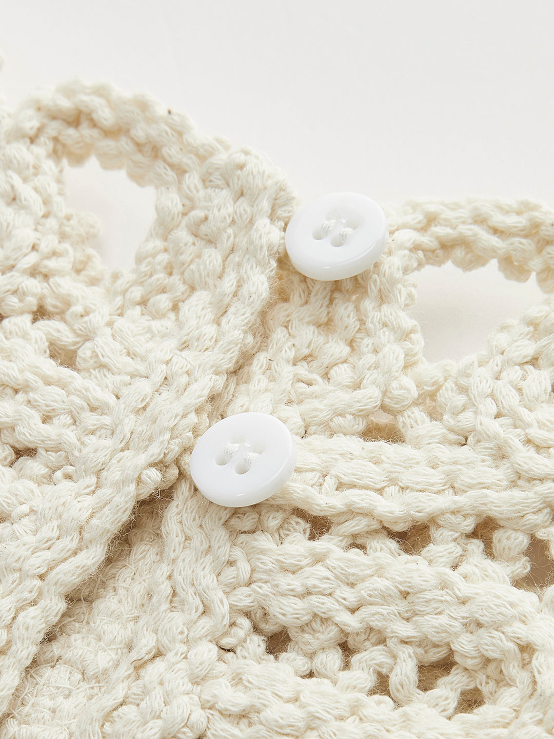 Blommig virkad mjuk beige topp med hålmönster