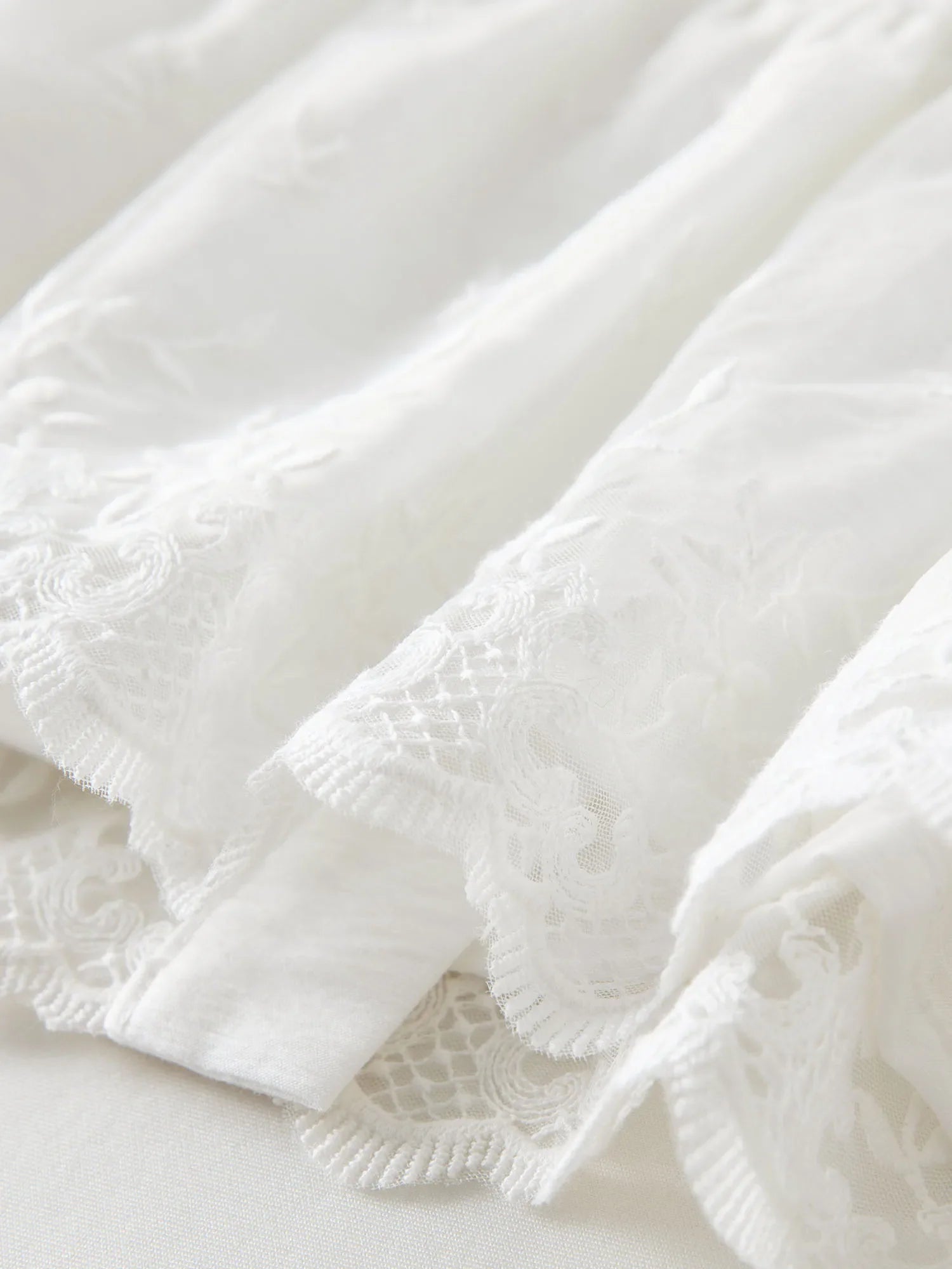 Vit blus med textur och korta ärmar