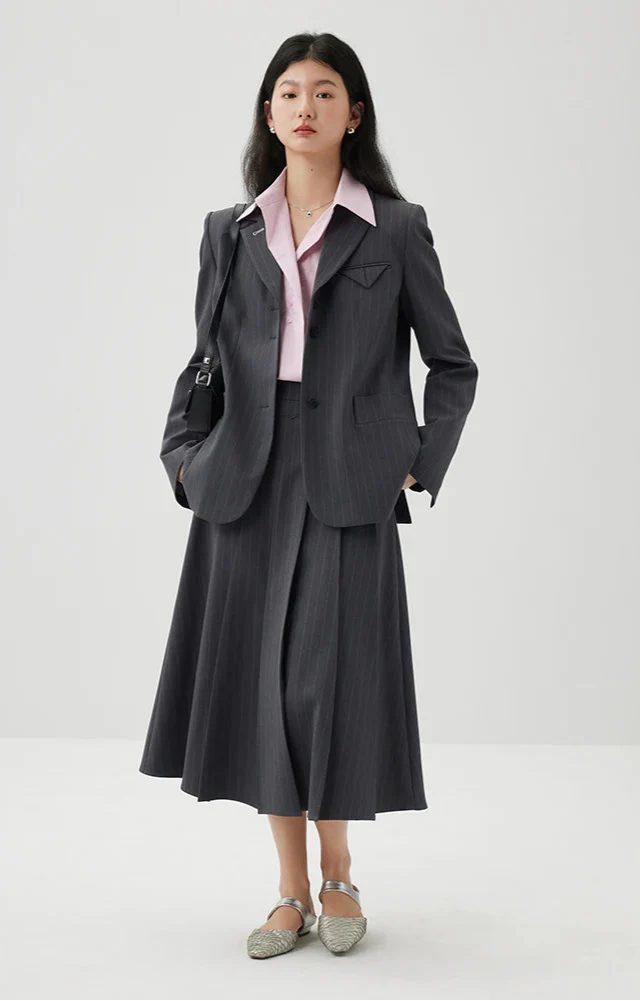 Randig kavaj och kjolkostym