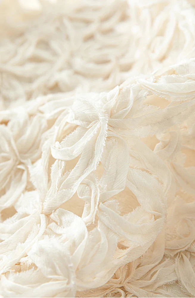 Tredimensionell blombroderad ihålig topp