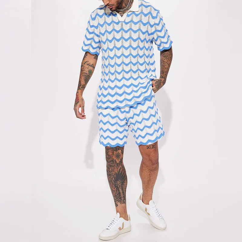 Sommaruppsättning av stickad skjorta och shorts