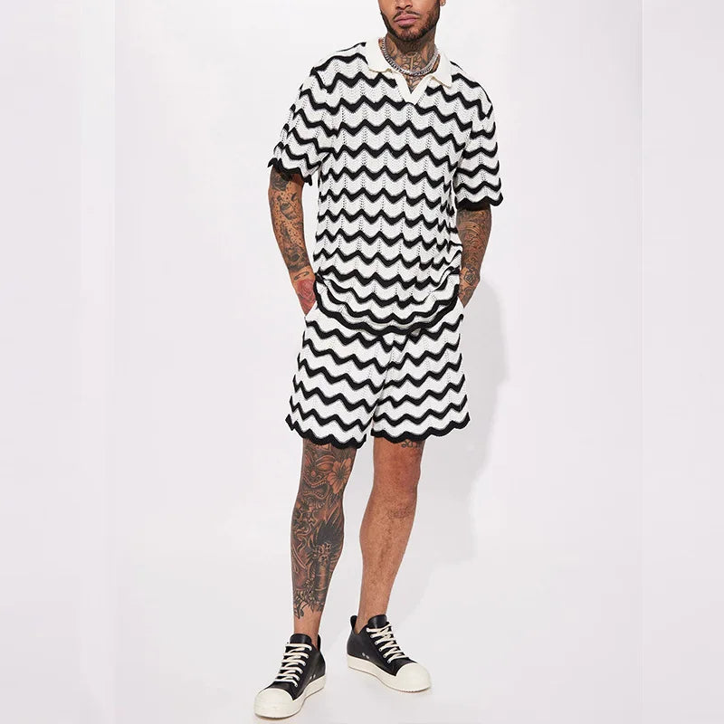 Sommaruppsättning av stickad skjorta och shorts