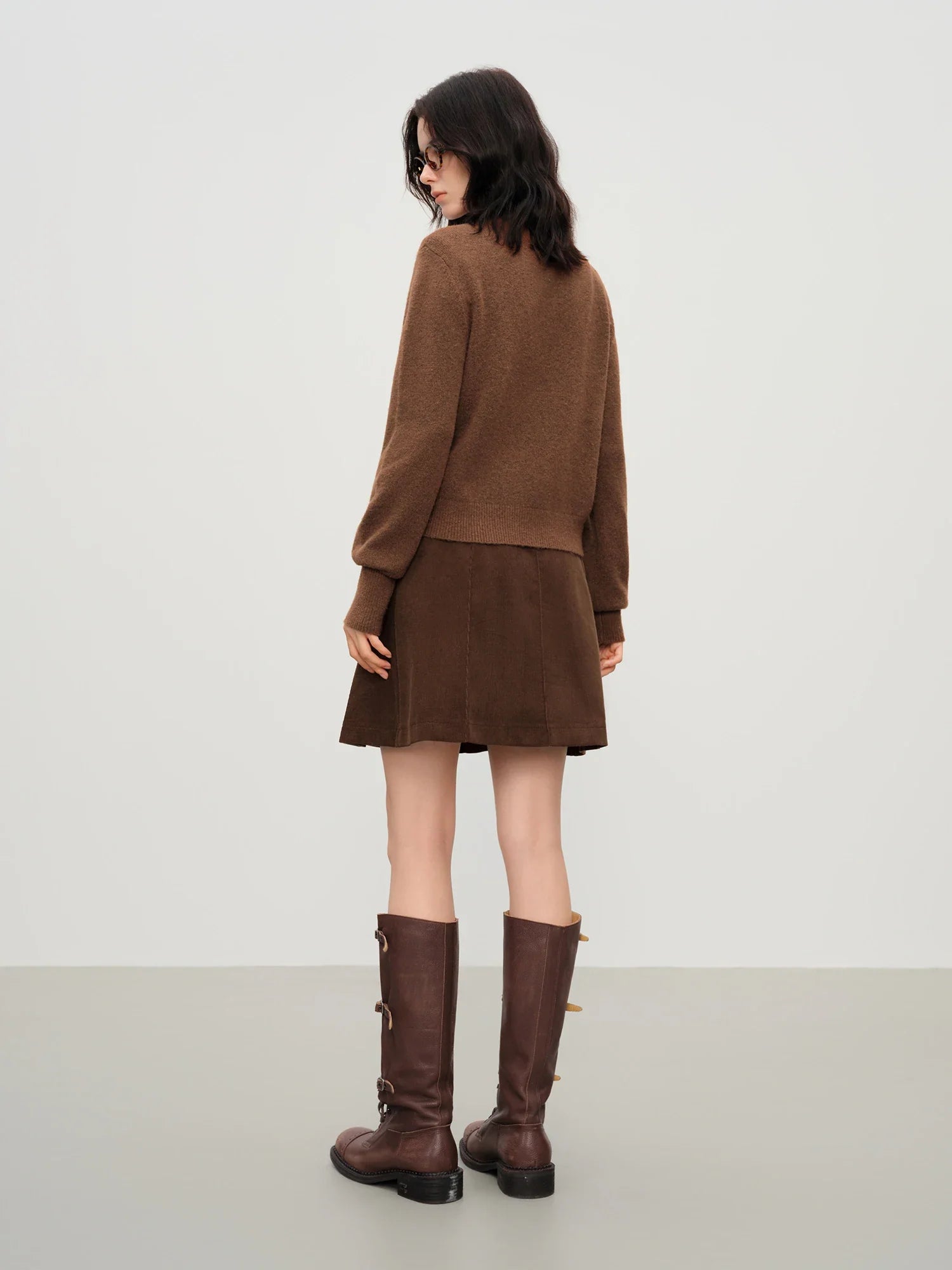 Stickad kofta i blandad stickning med ullknappar