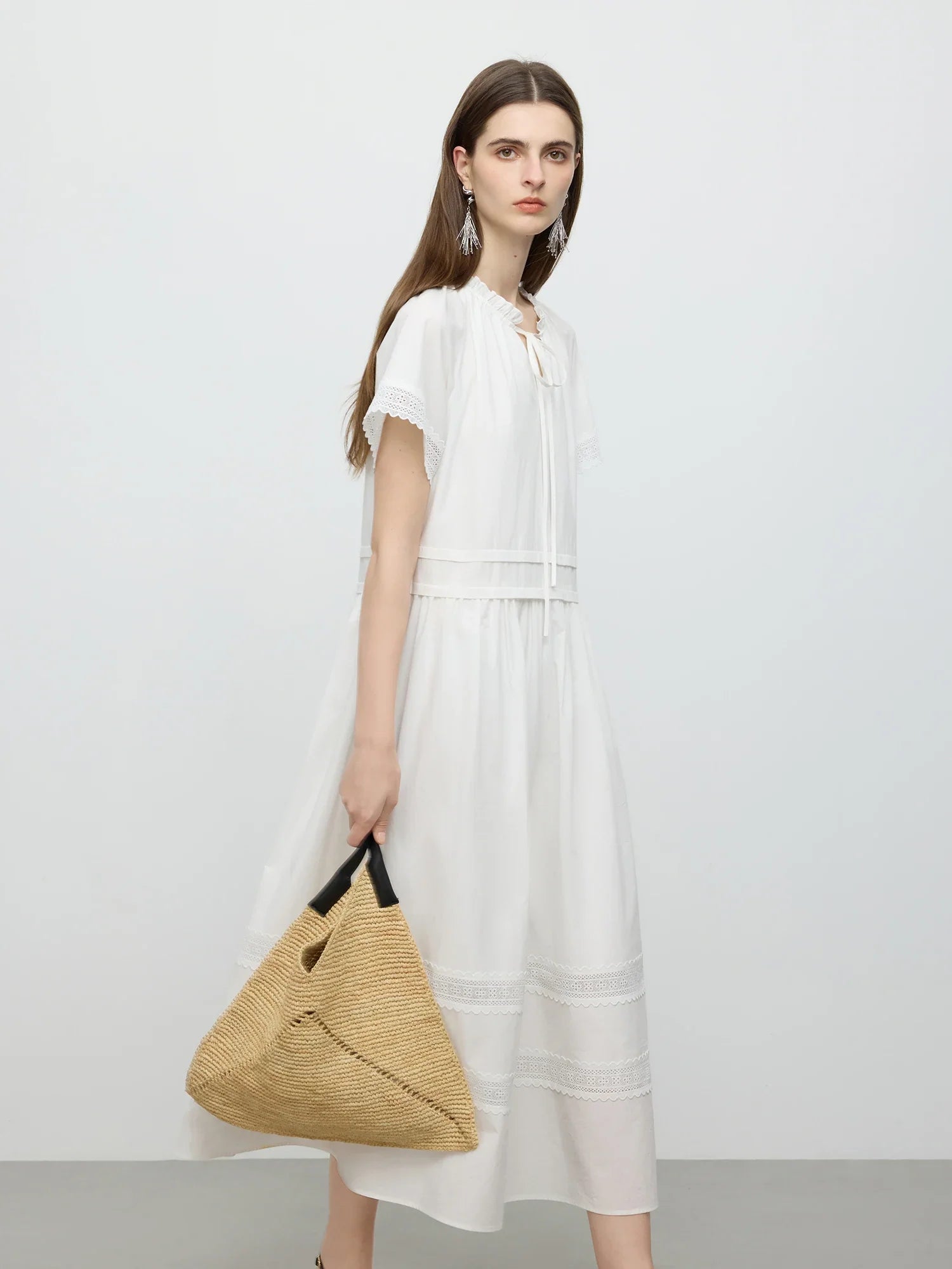 Kortärmad maxiklänning med spetsmönster