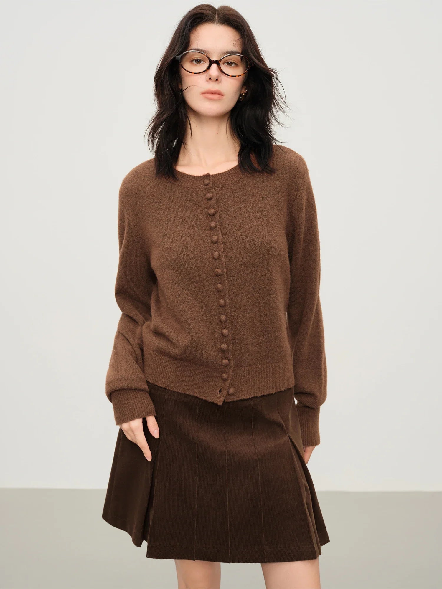 Stickad kofta i blandad stickning med ullknappar