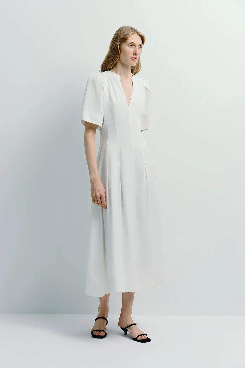 Vit maxiklänning med plisserad ärm