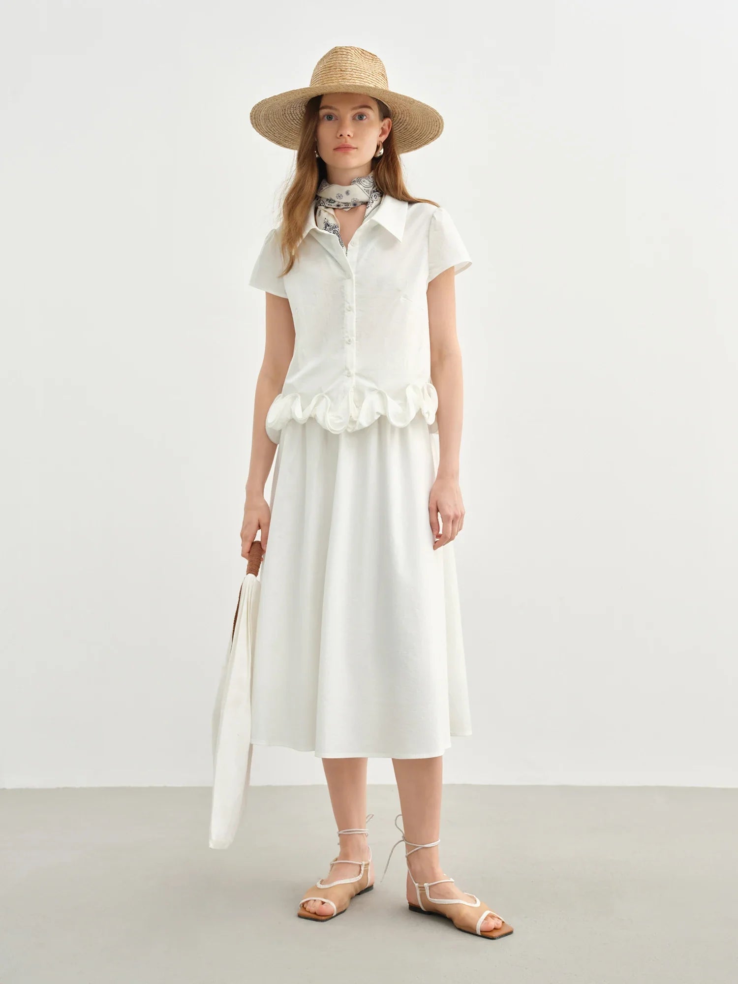 Elegant vit topp och kjol med volanger