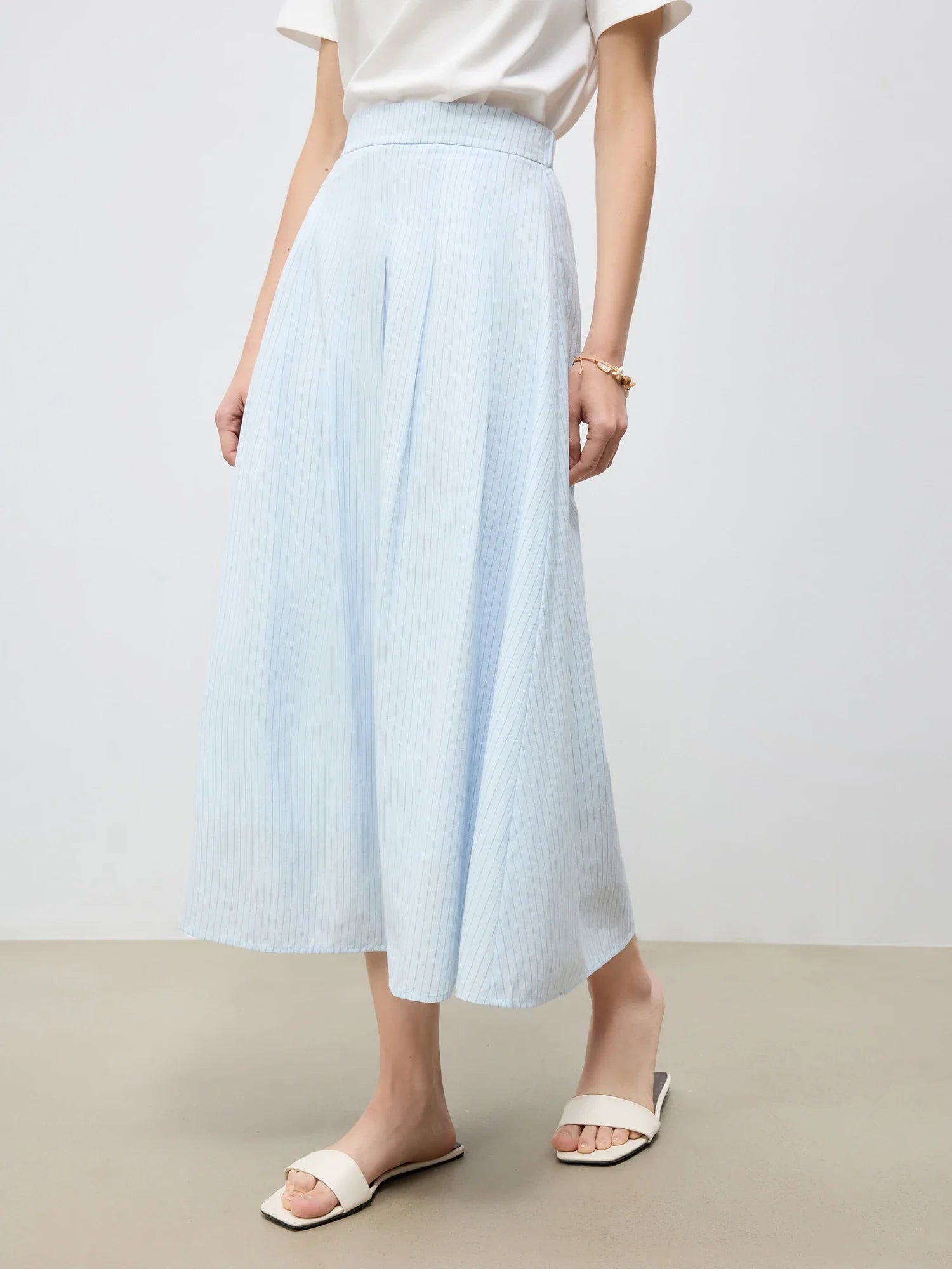 Skräddarsydd randig ljusblå skjorta och midikjol