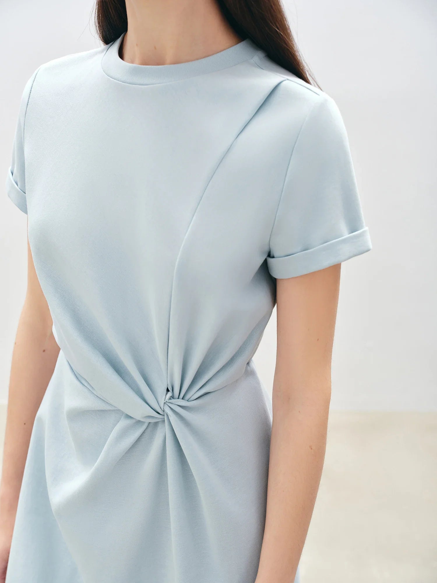 Avslappnad tvinnad midiklänning