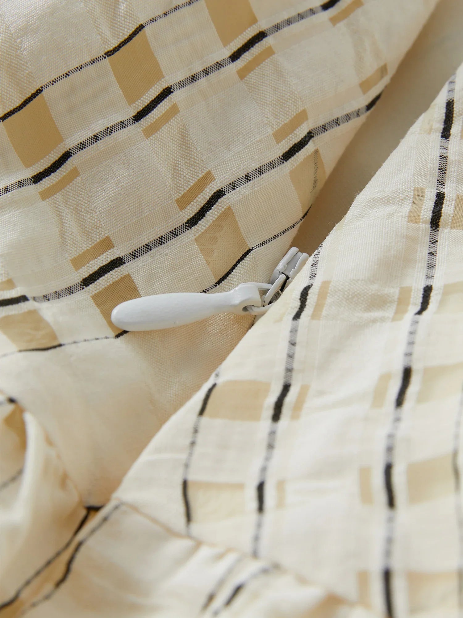 Texturerad fransk mode beige topp och kjol