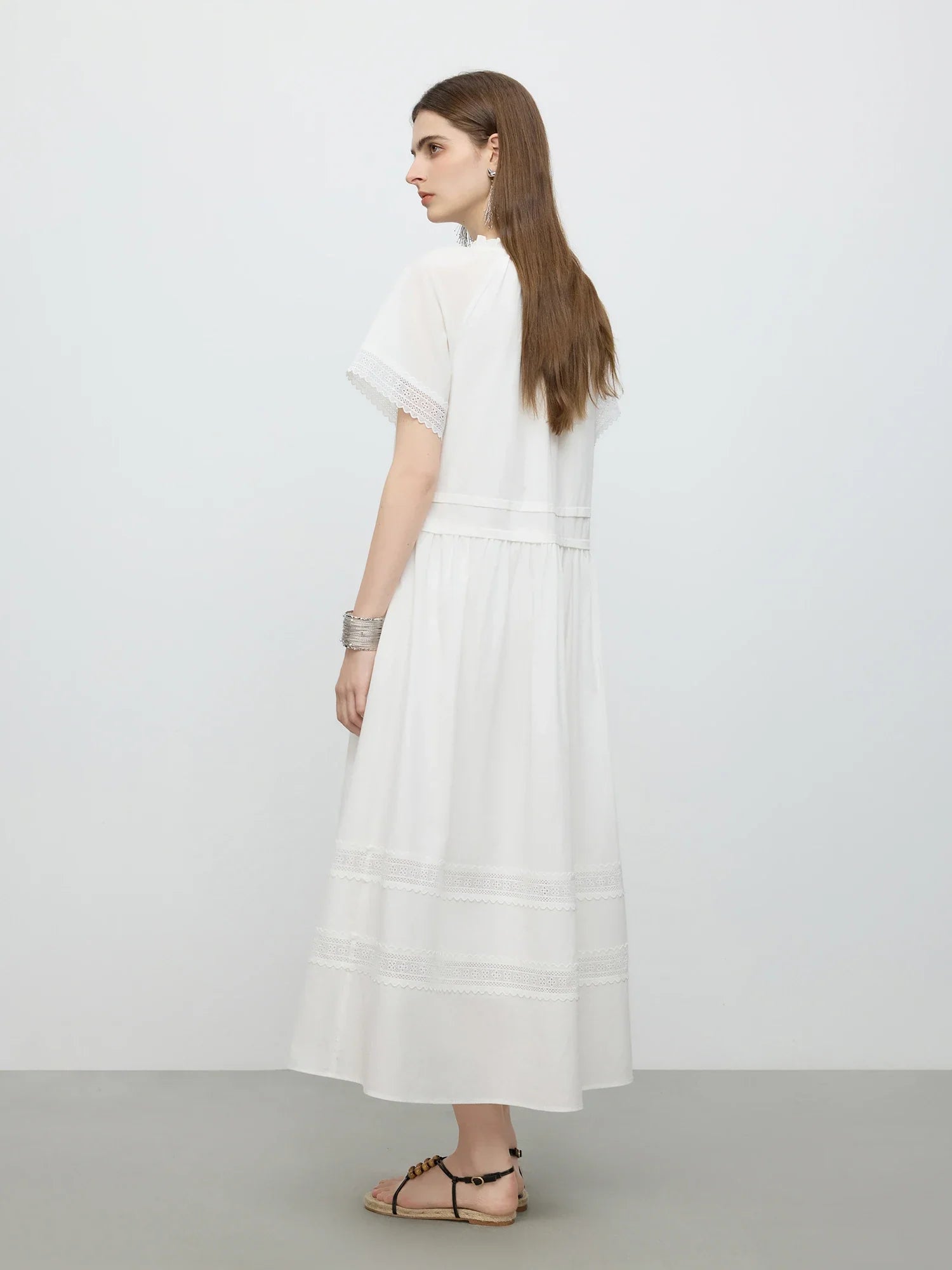 Kortärmad maxiklänning med spetsmönster