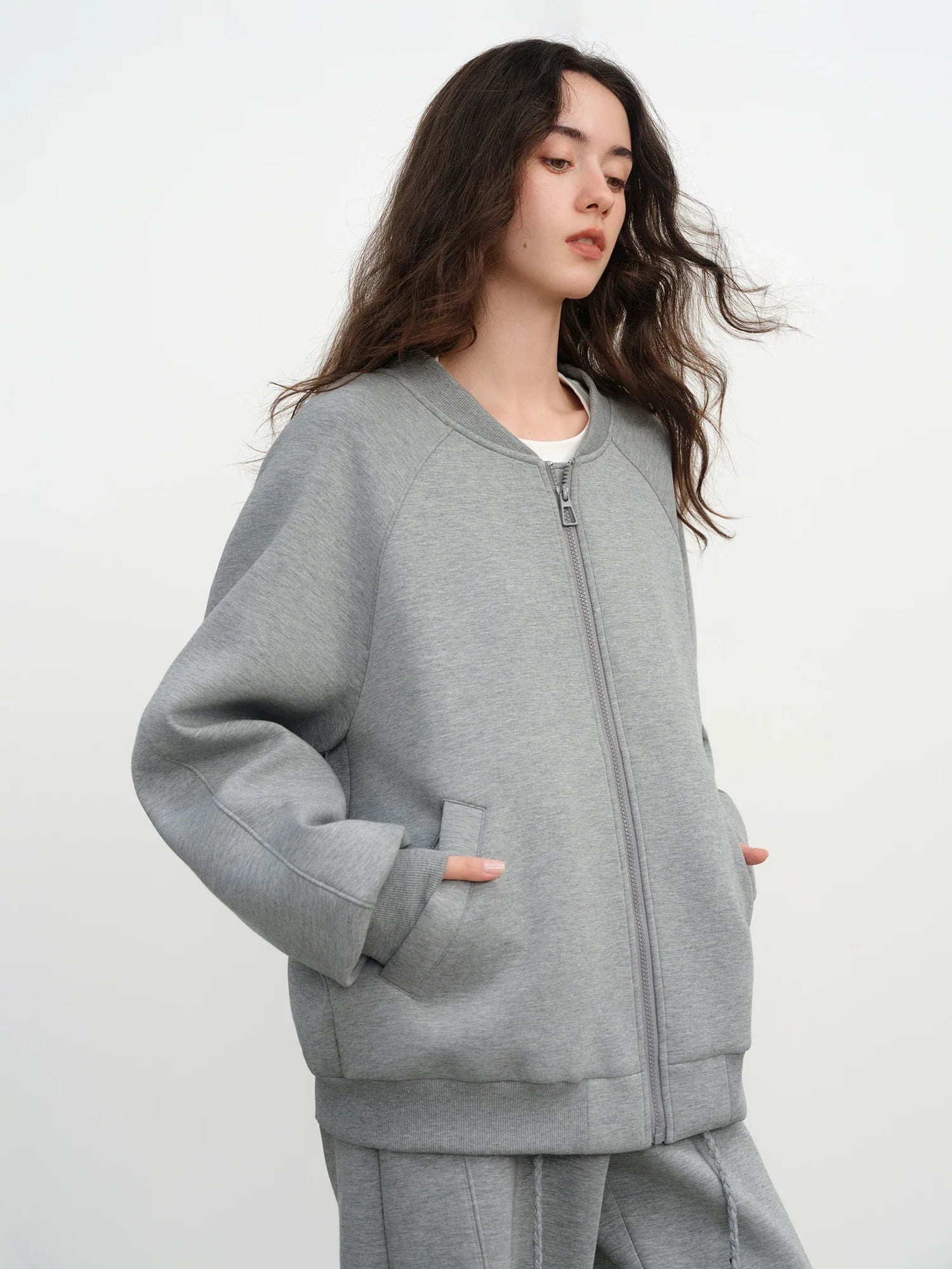 Lätt, lös grå sportdräkt