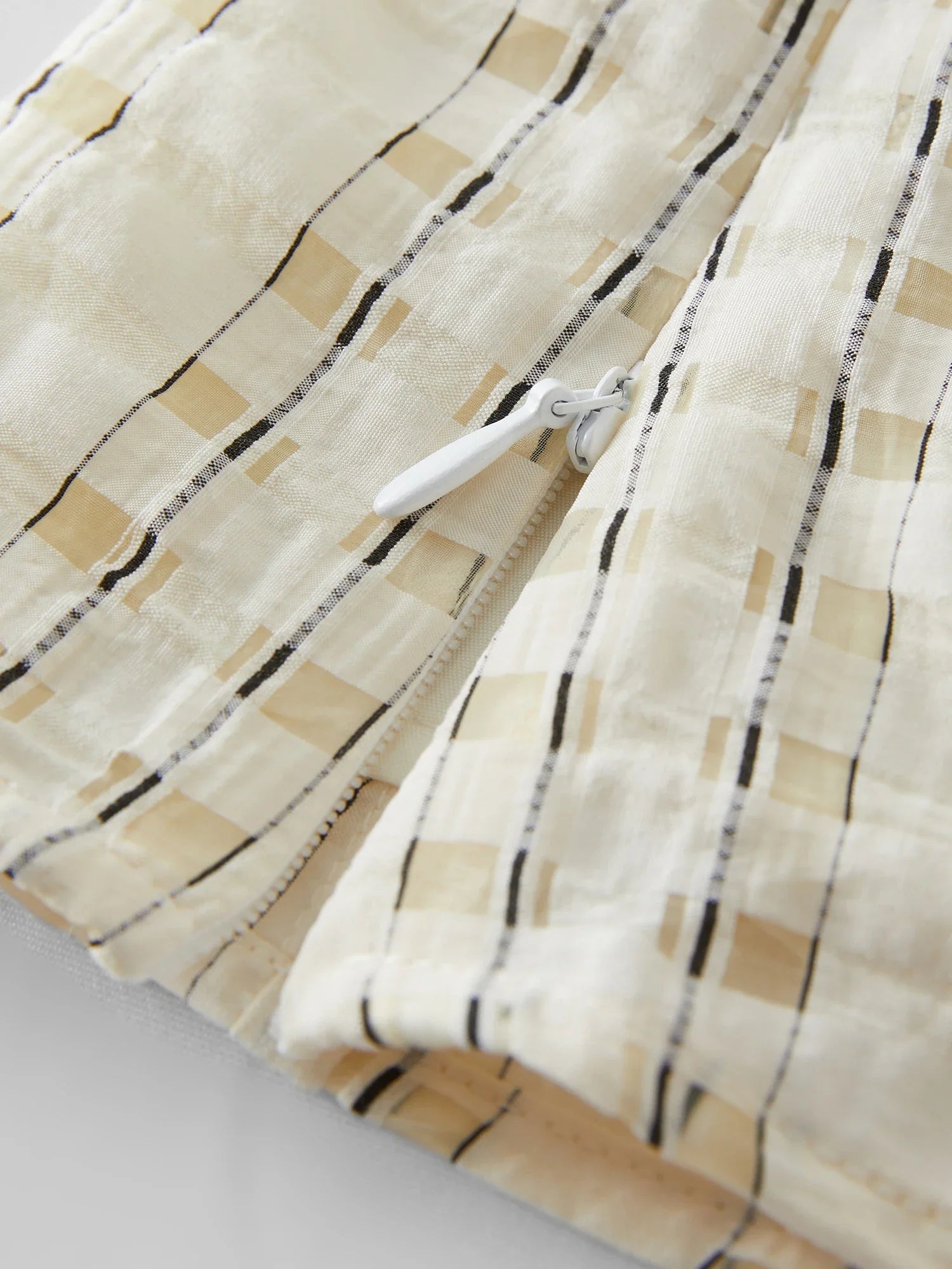 Texturerad fransk mode beige topp och kjol