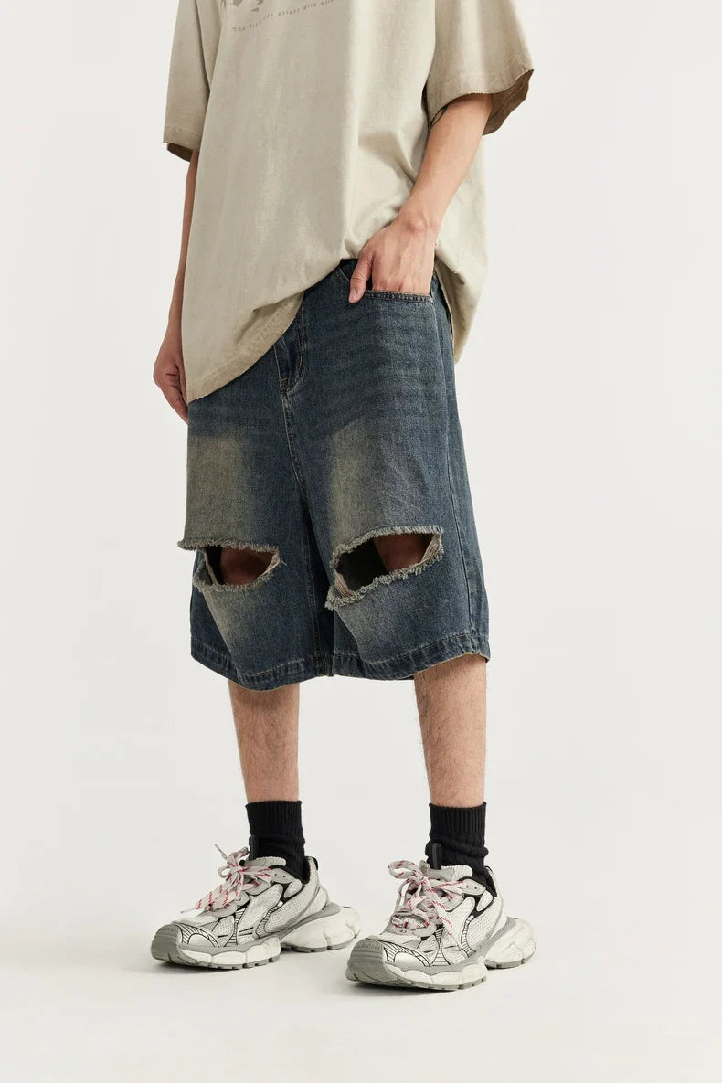 Jeansshorts med slitna hål