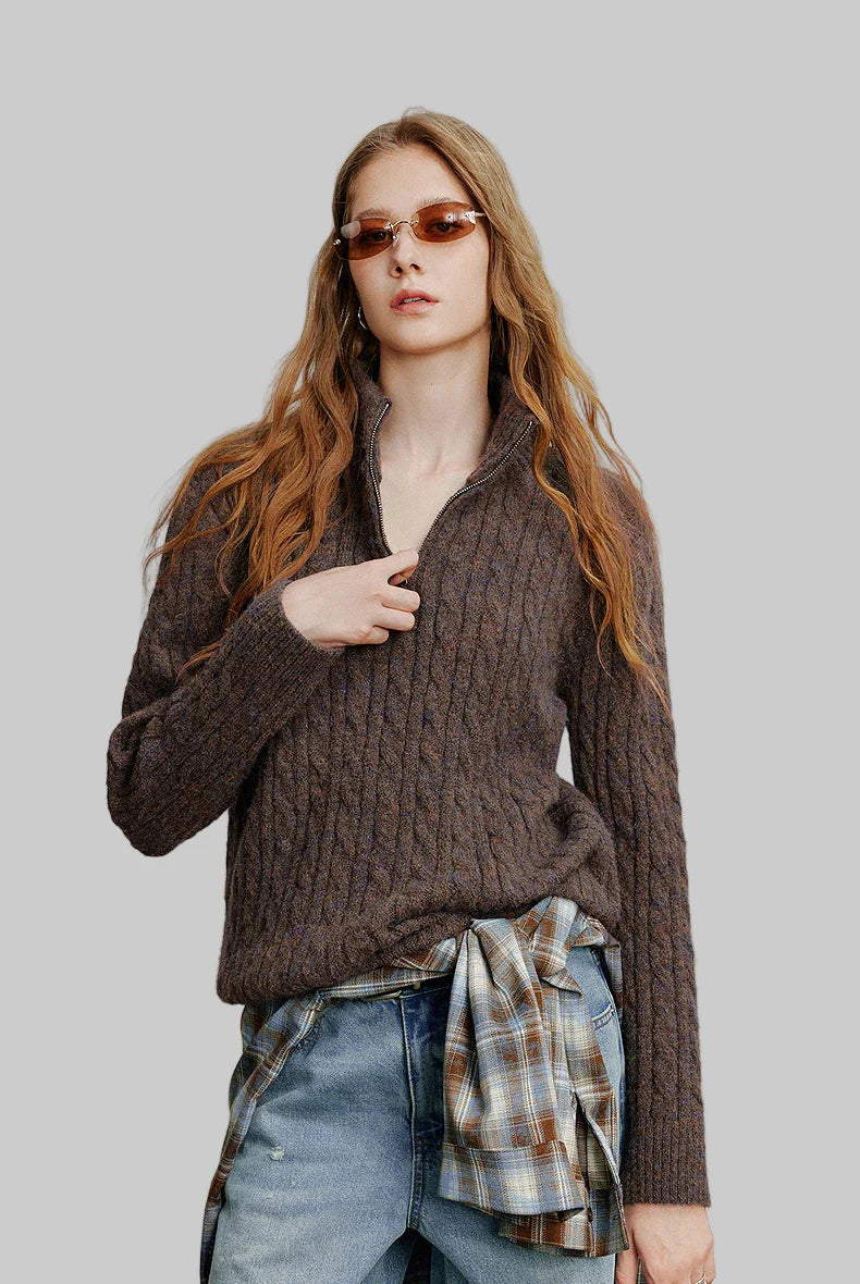 Stickad tröja med hög krage och dragkedja