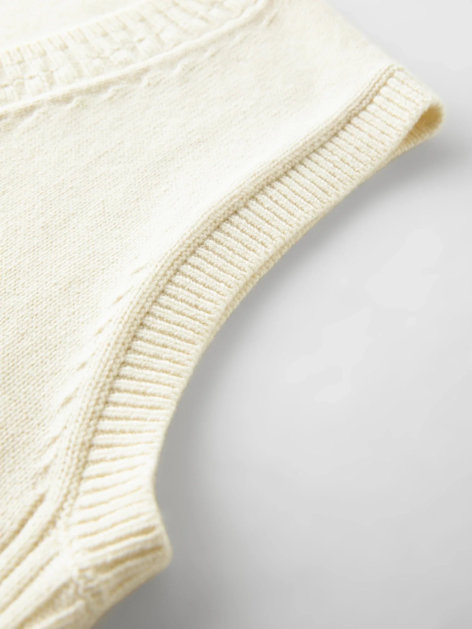 Ärmlös V-ringad ullväst