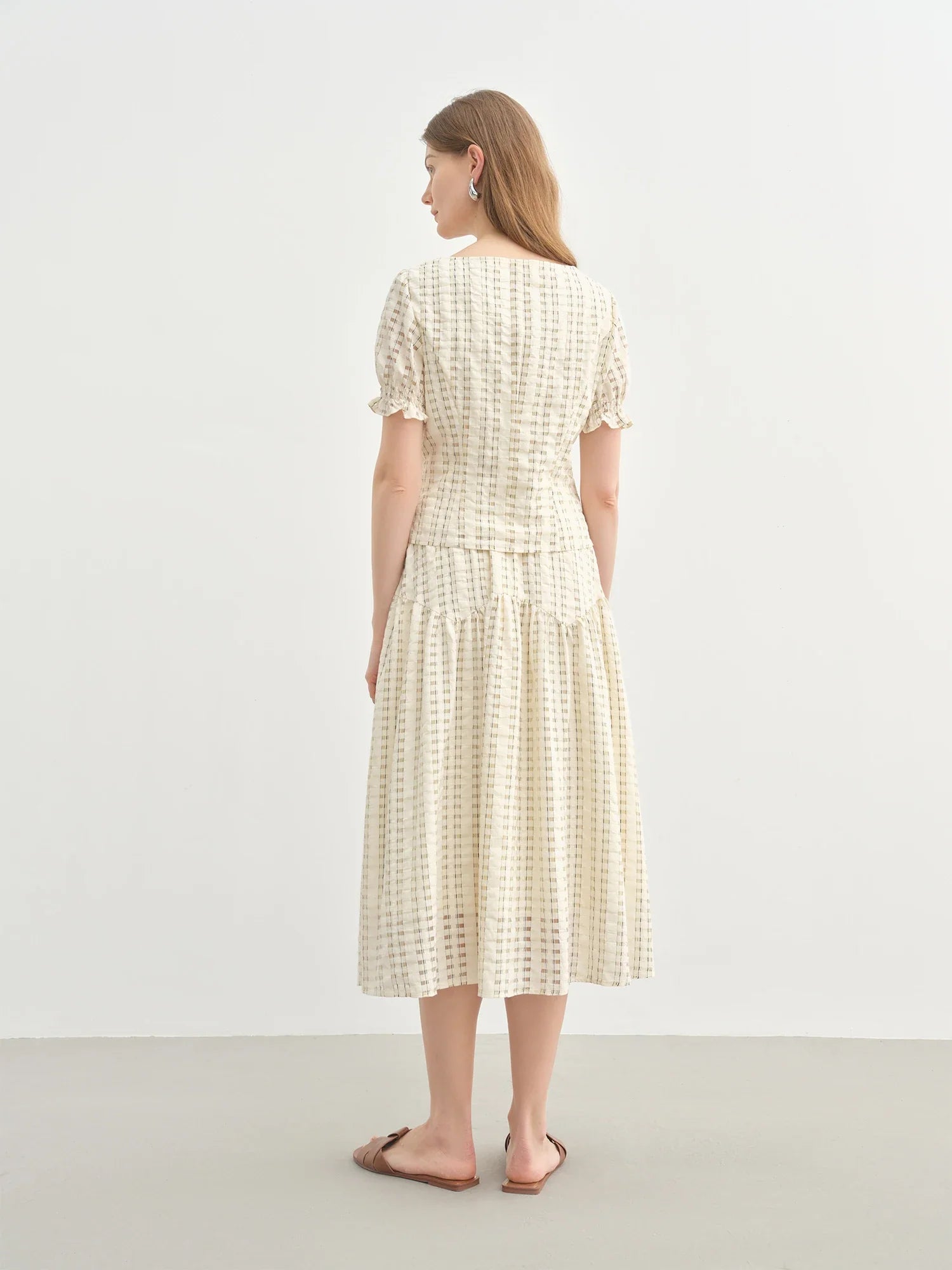 Texturerad fransk mode beige topp och kjol