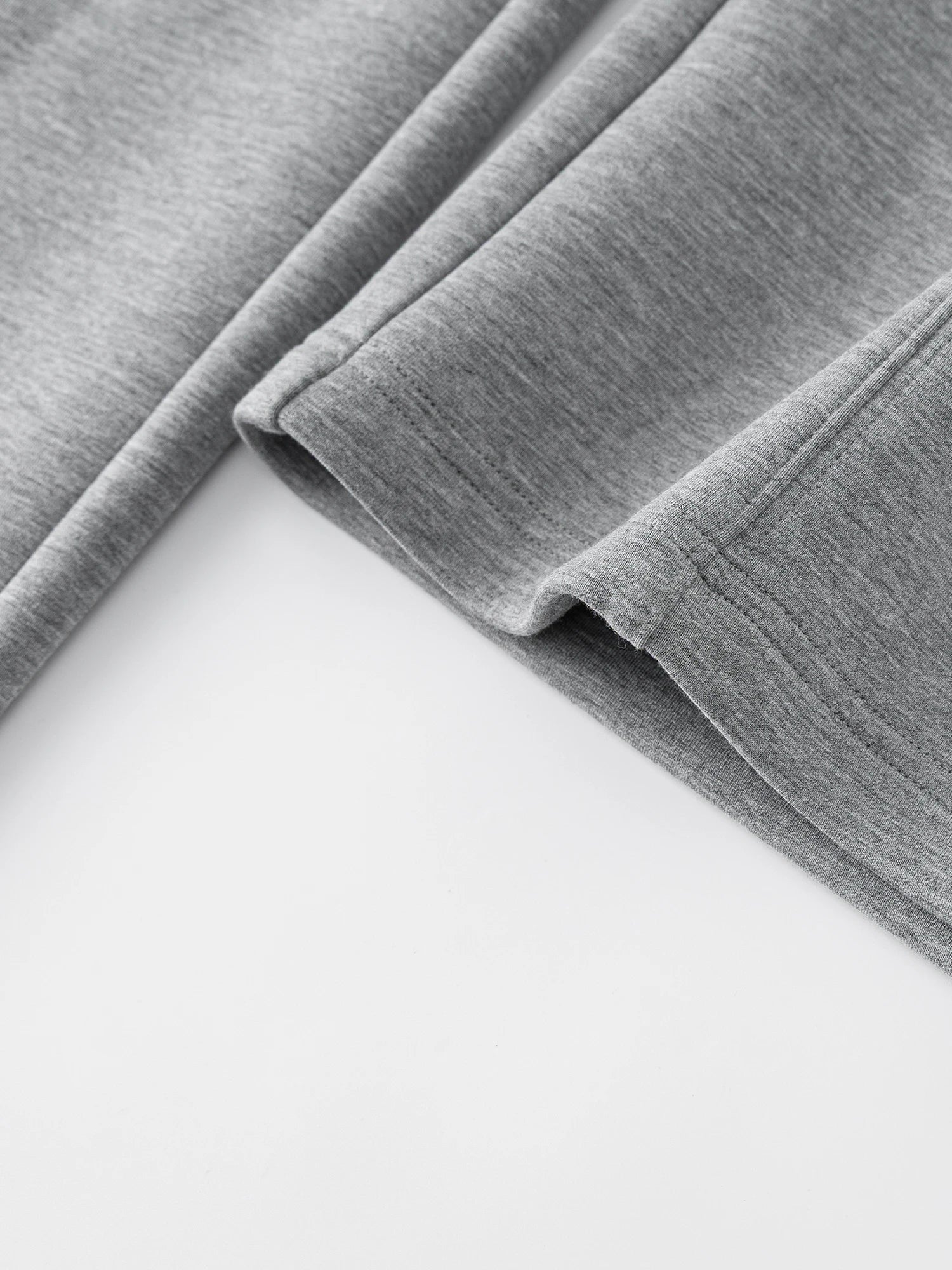 Lätt, lös grå sportdräkt