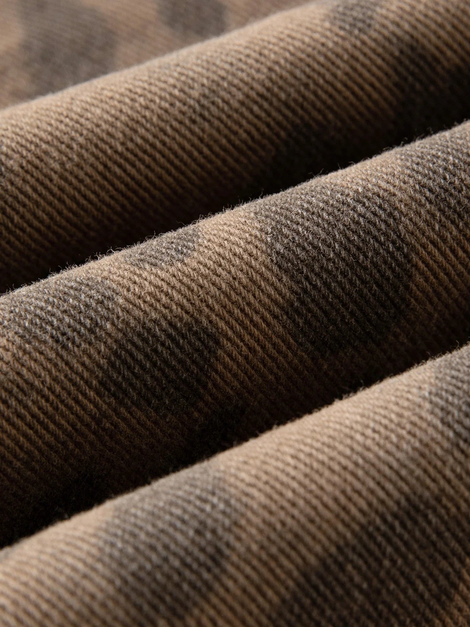 Tvättade denimbyxor i leopardmönster