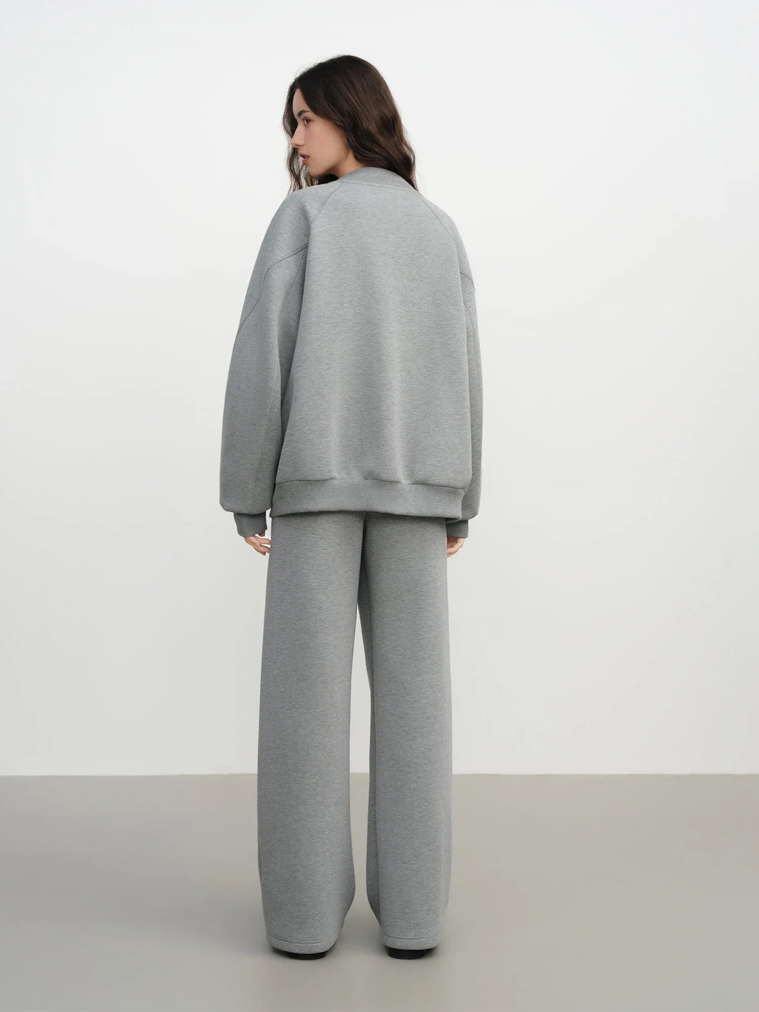 Lätt, lös grå sportdräkt
