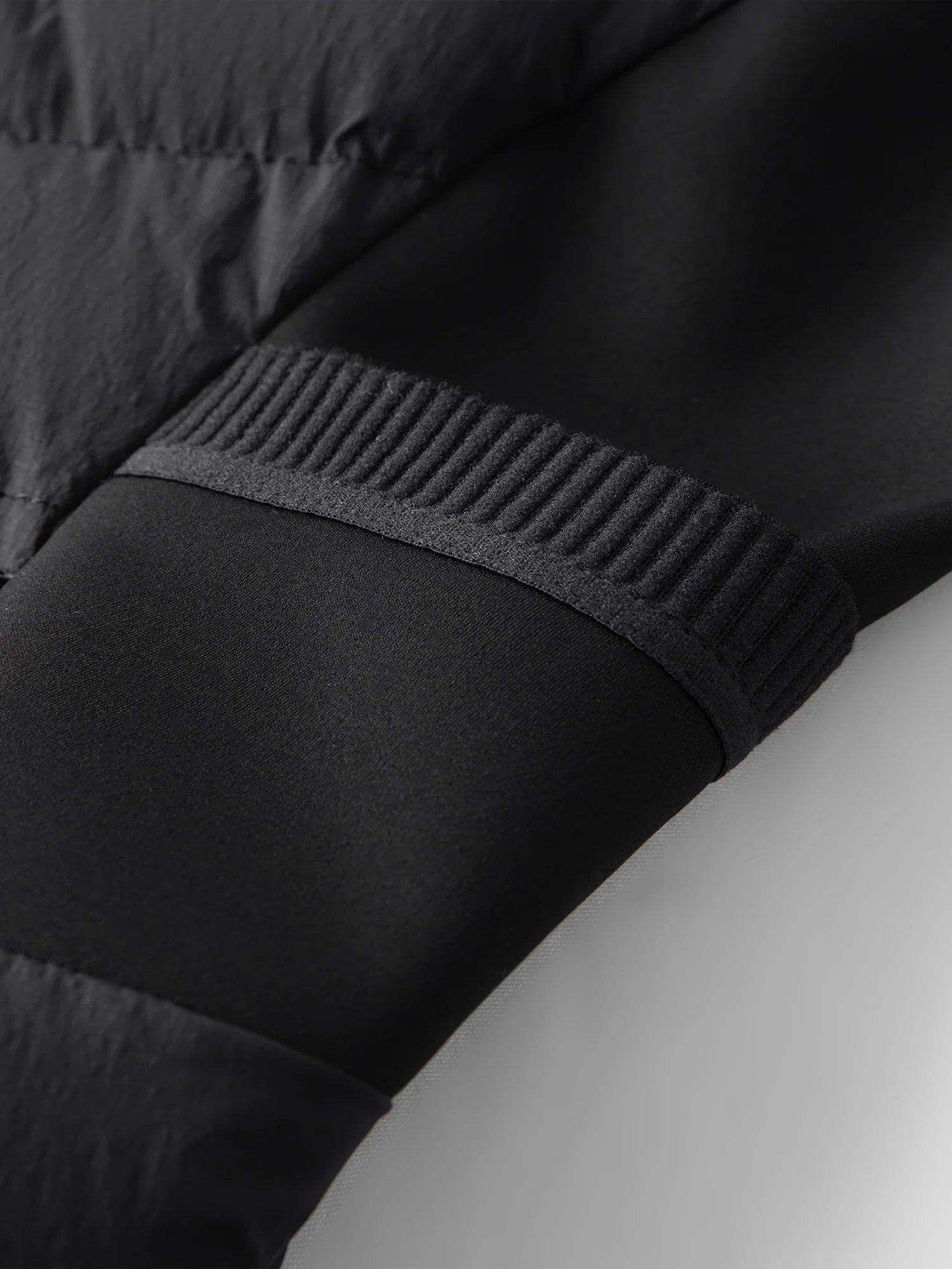 Lätt svart jacka med huva