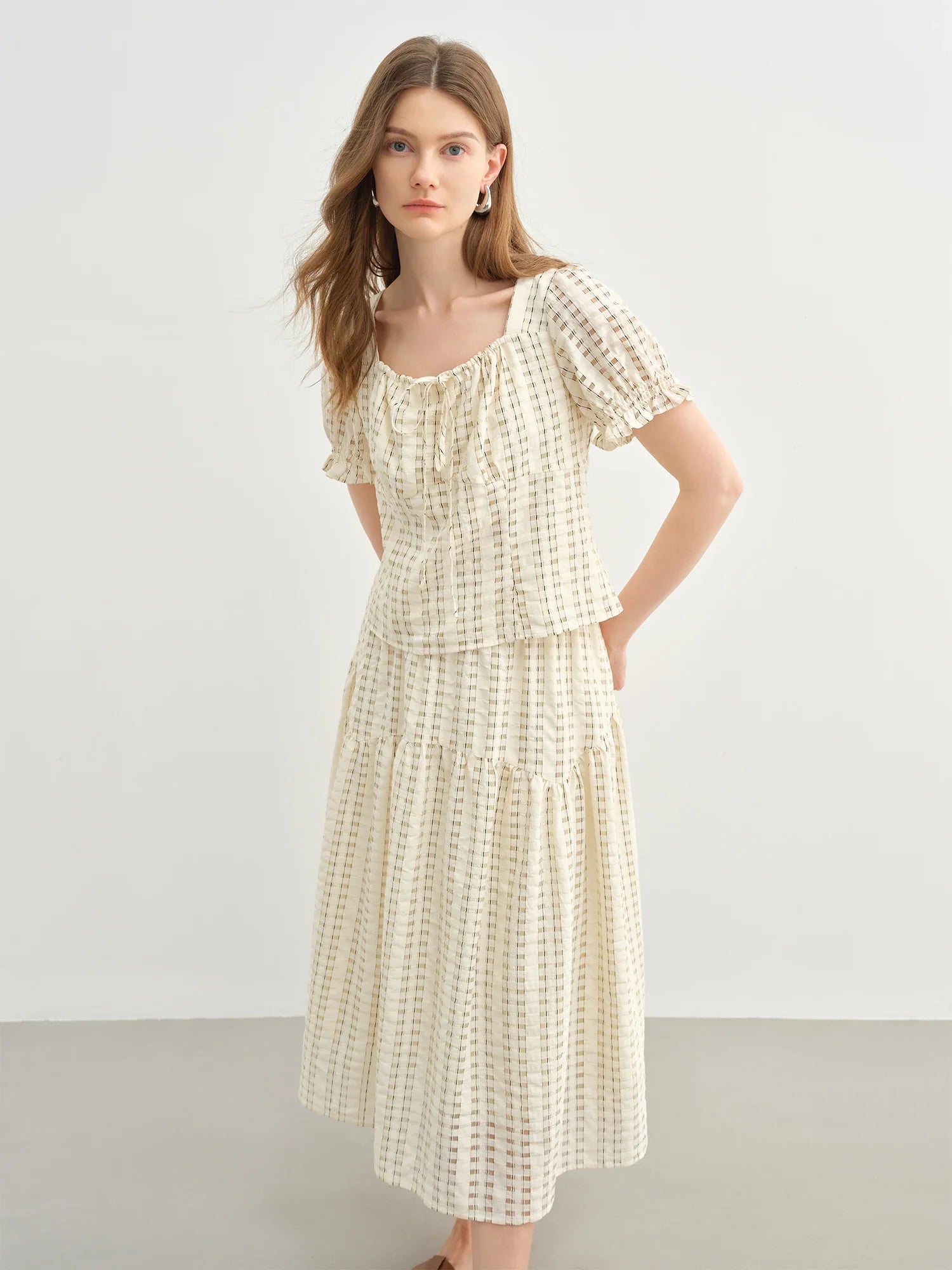 Texturerad fransk mode beige topp och kjol