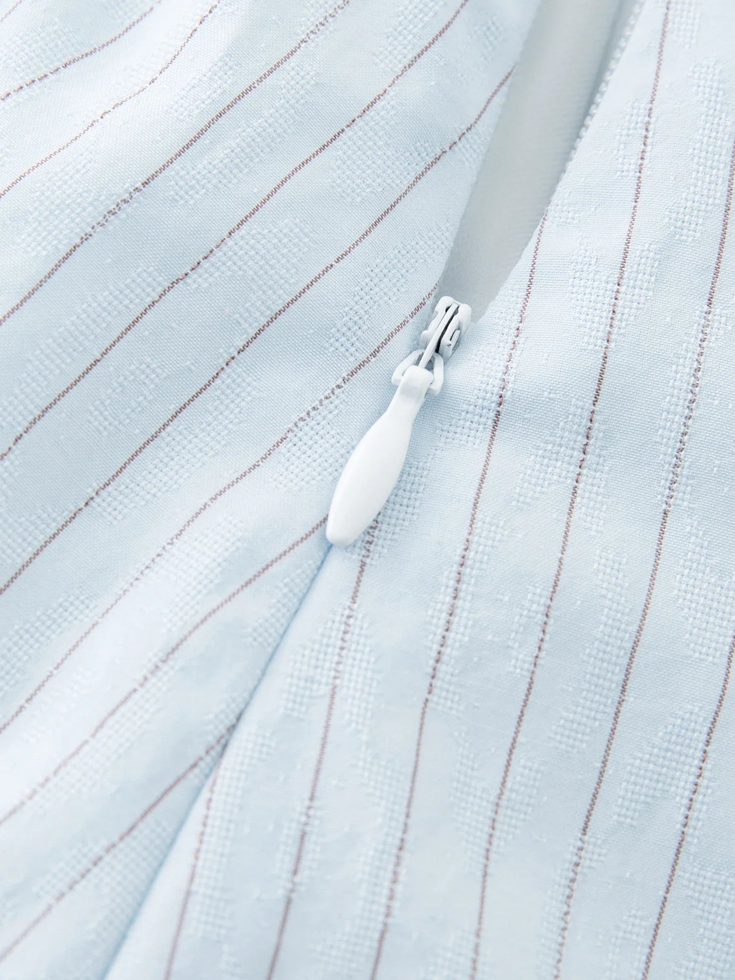 Skräddarsydd randig ljusblå skjorta och midikjol