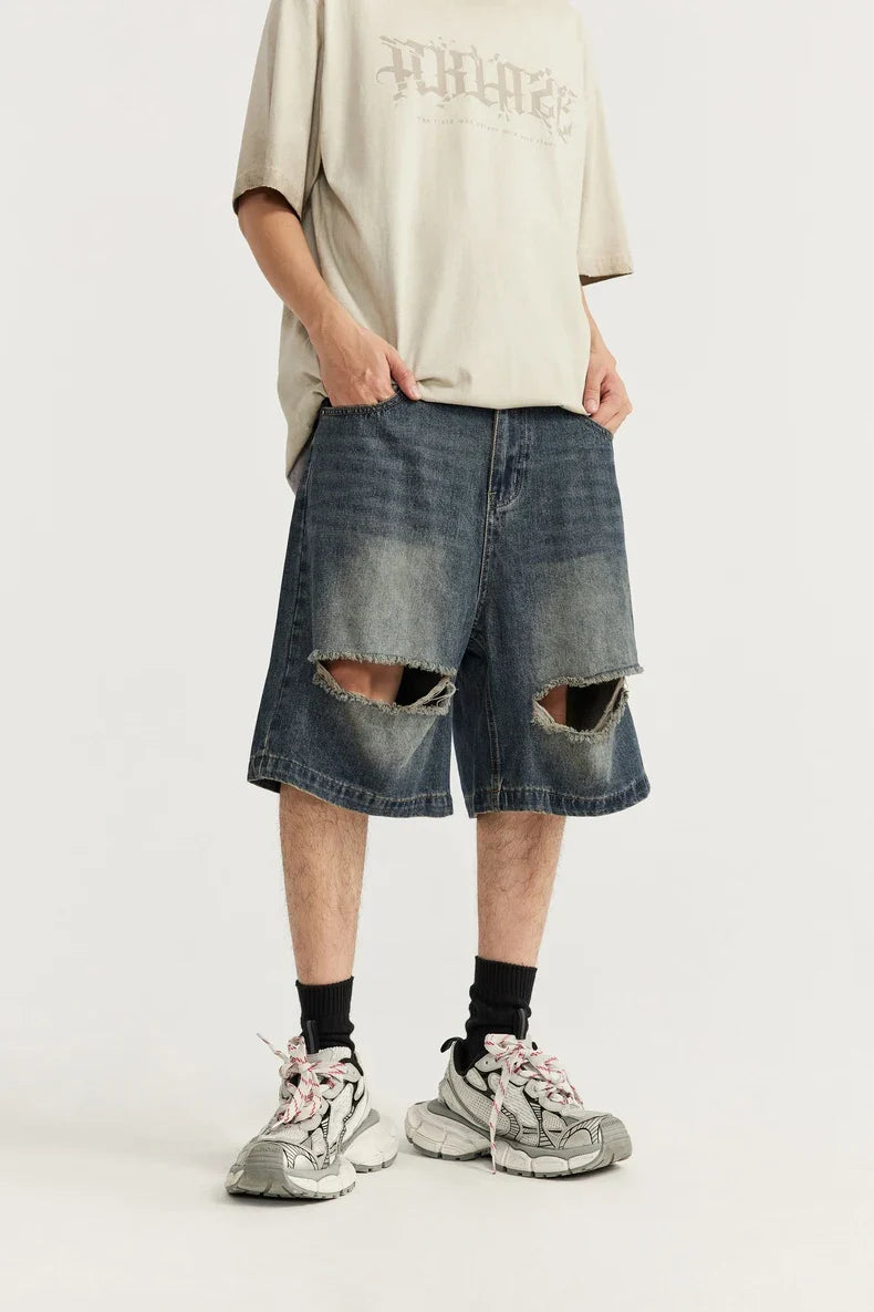 Jeansshorts med slitna hål