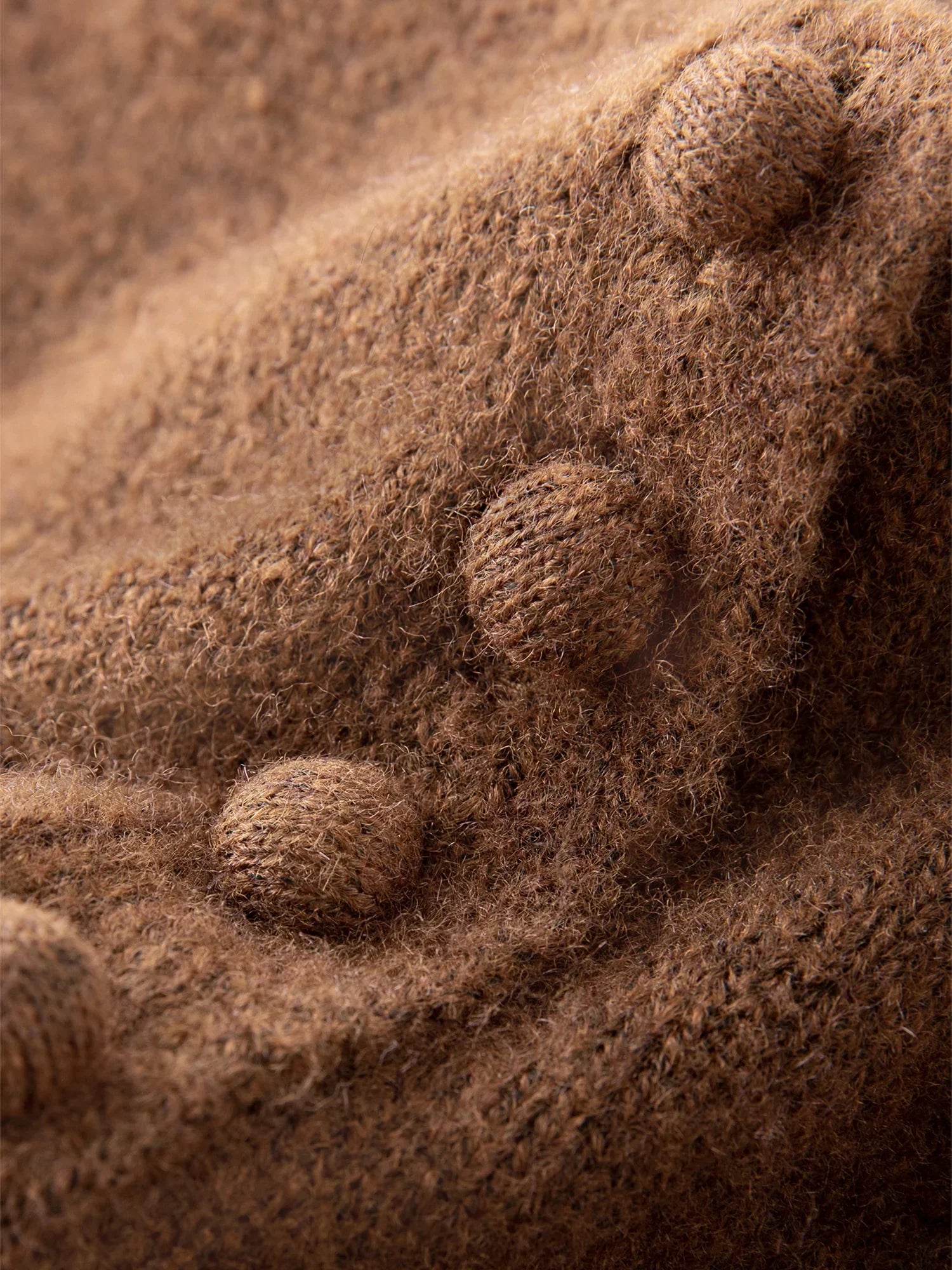 Stickad kofta i blandad stickning med ullknappar