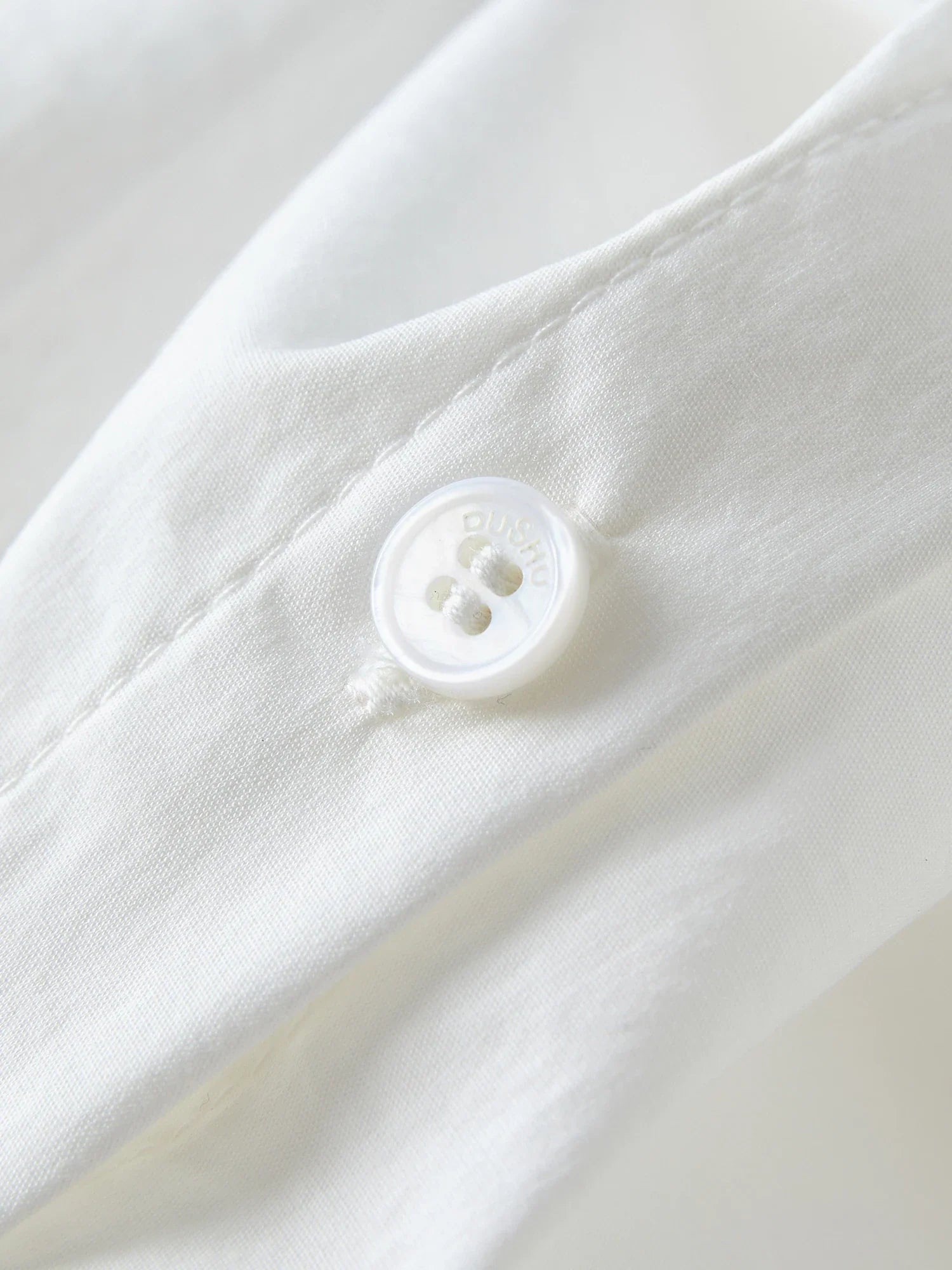 Elegant vit topp och kjol med volanger