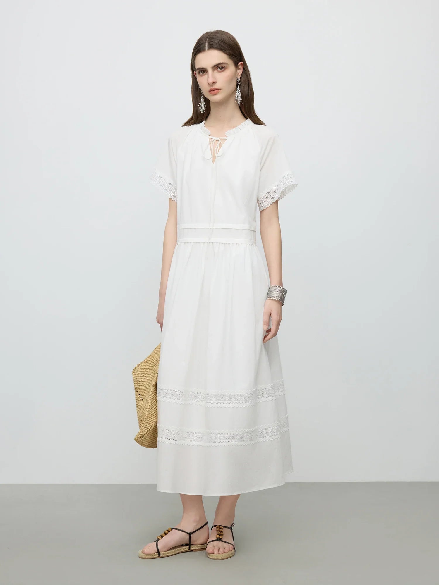 Kortärmad maxiklänning med spetsmönster