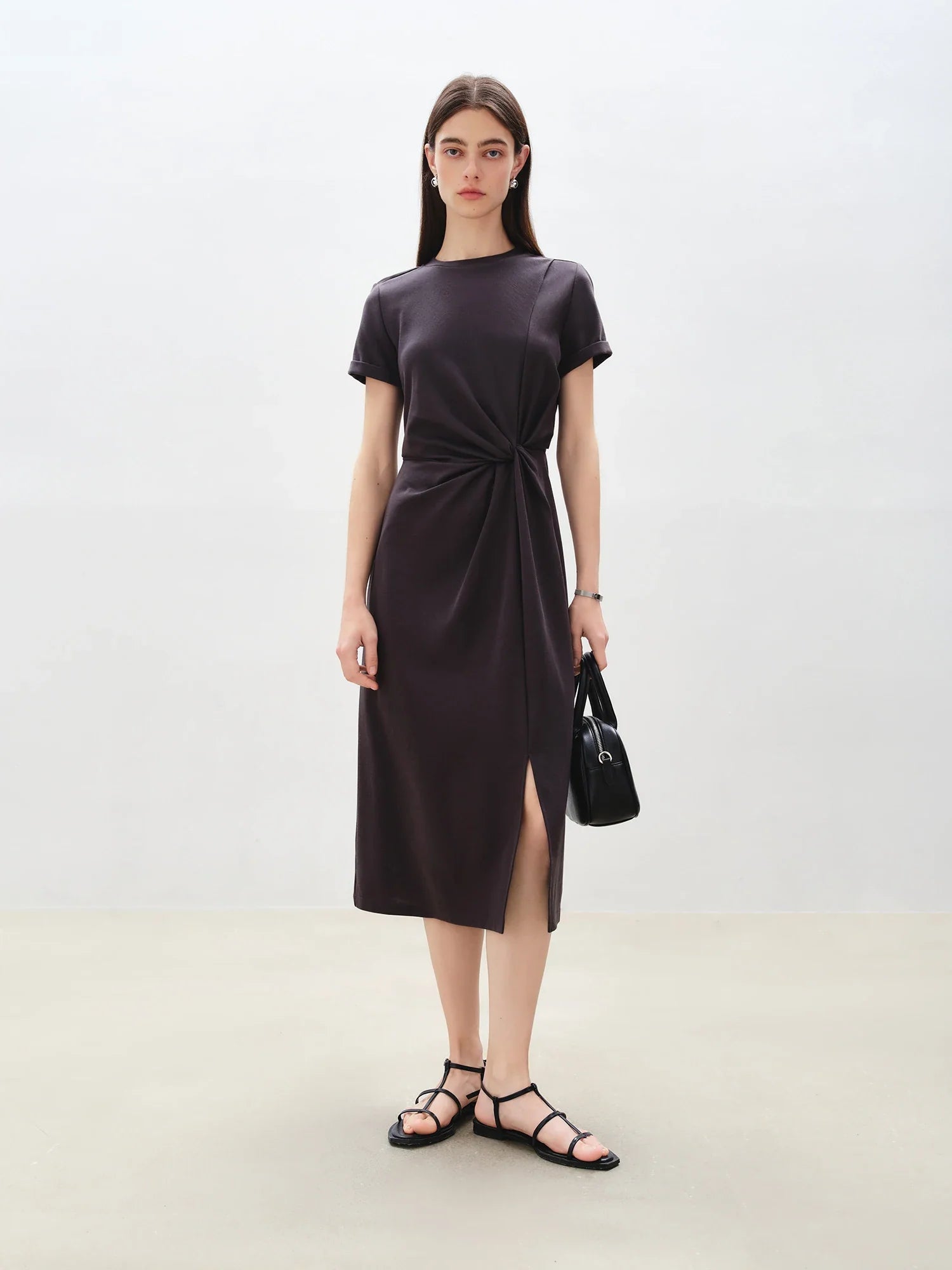 Avslappnad tvinnad midiklänning